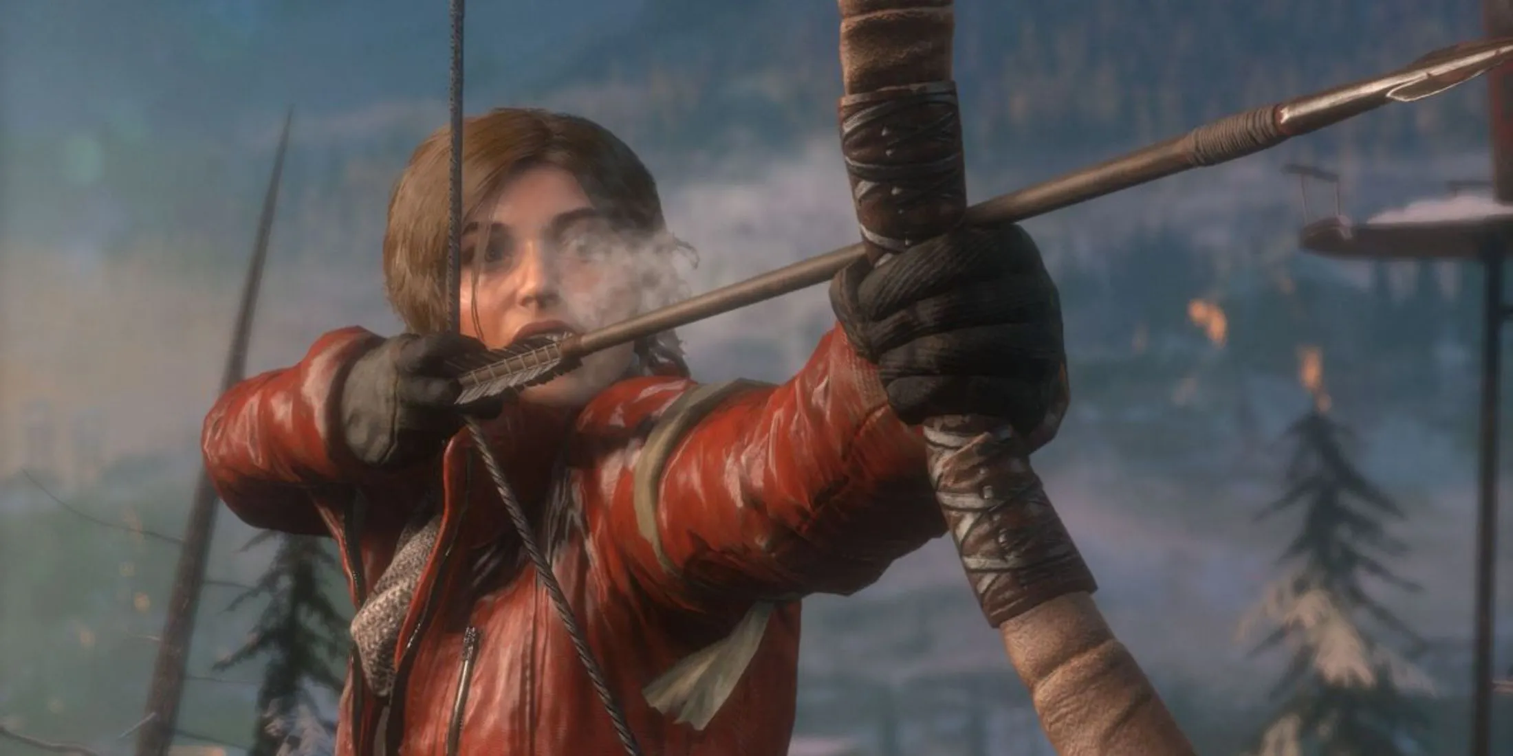 Lara Croft giương cung tên giữa khu rừng tuyết phủ trong game Rise Of The Tomb Raider, biểu tượng cho hành trình phiêu lưu sinh tồn của cô