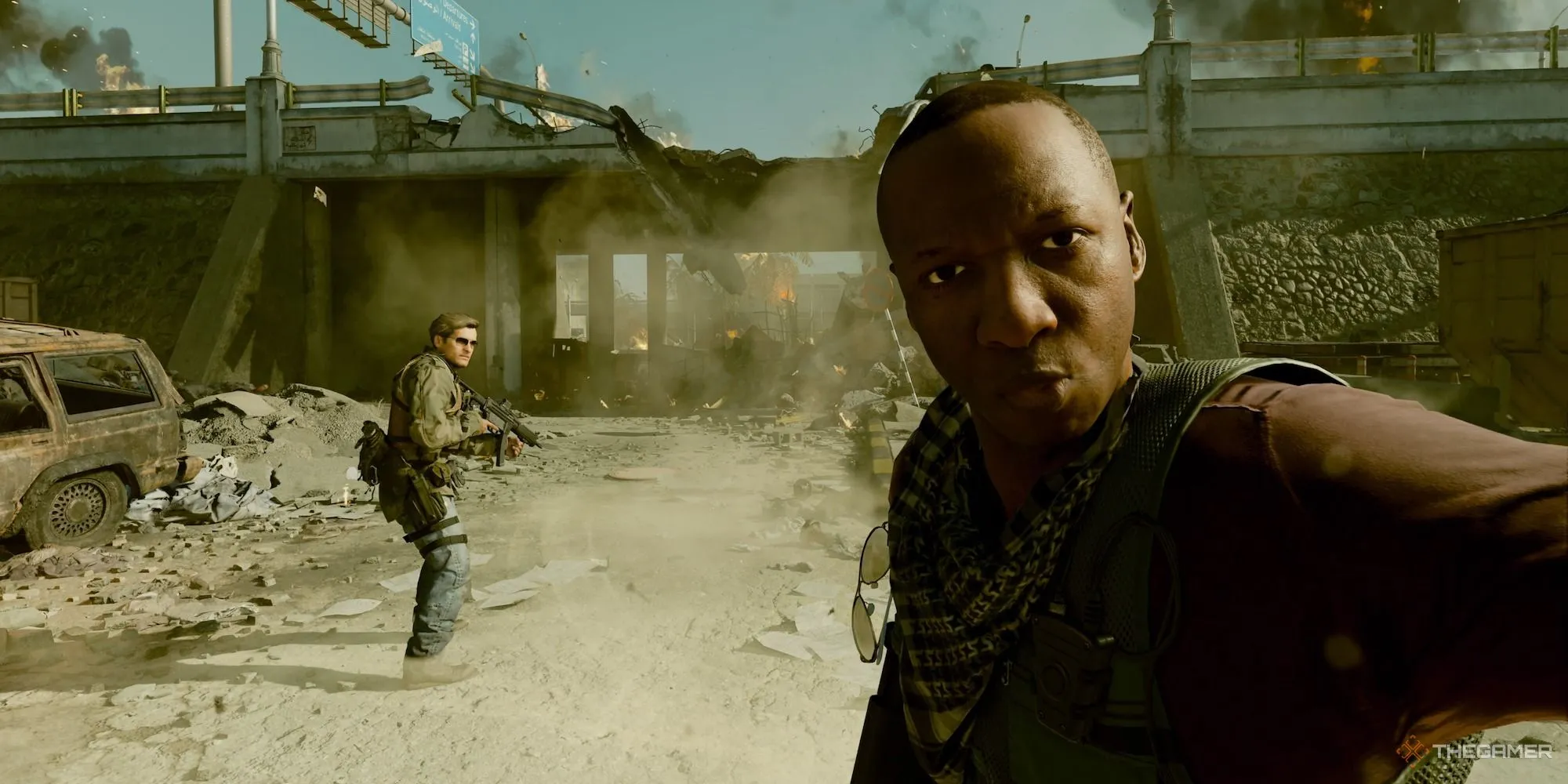 Lawrence Sims nhìn thẳng vào ống kính, thể hiện sự bí ẩn trong chiến dịch của Call of Duty: Black Ops 6