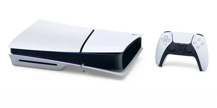Máy chơi game PS5 Slim đặt dọc với tay cầm DualSense ở phía trước, tượng trưng cho bản cập nhật hệ thống mới