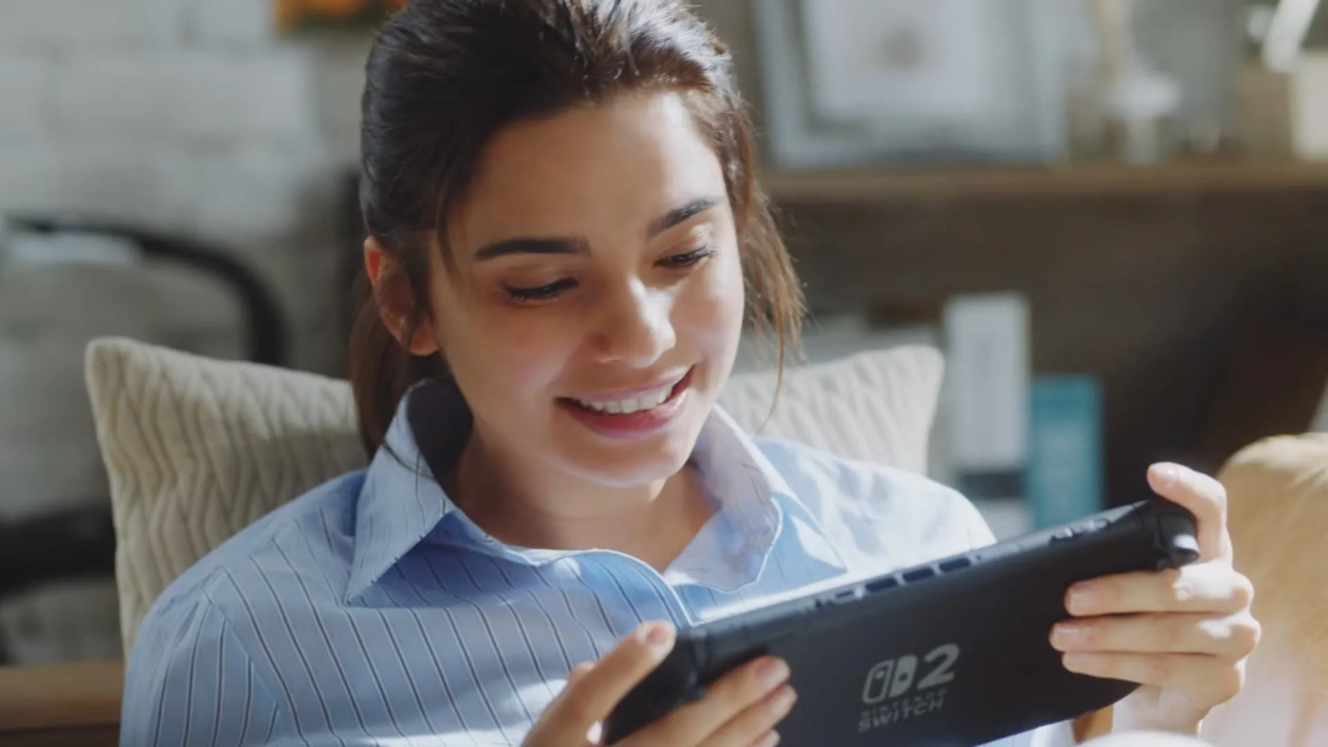 Nintendo Switch 2 ở chế độ cầm tay, mang đến trải nghiệm chơi game đỉnh cao mọi lúc mọi nơi và đang dẫn đầu thị trường.