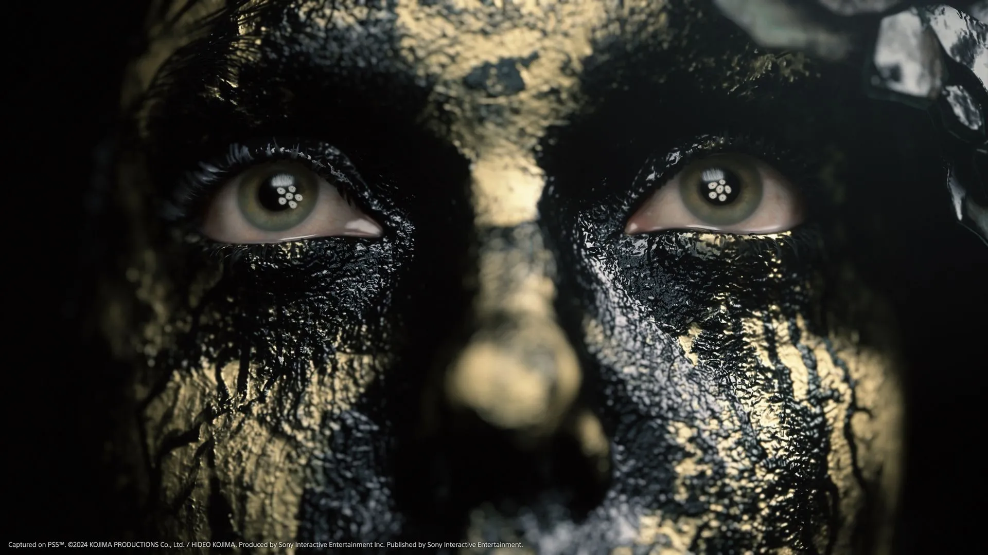 Sam Bridges đi bộ trên con đường trong khung cảnh của Death Stranding 2.