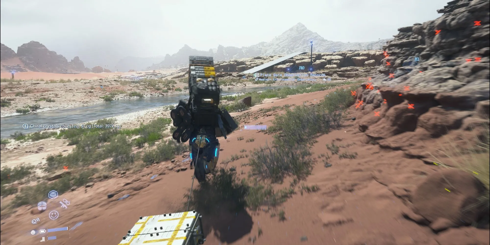 Sam Bridges di chuyển qua địa hình đồi núi hiểm trở ở Úc trong Death Stranding 2.