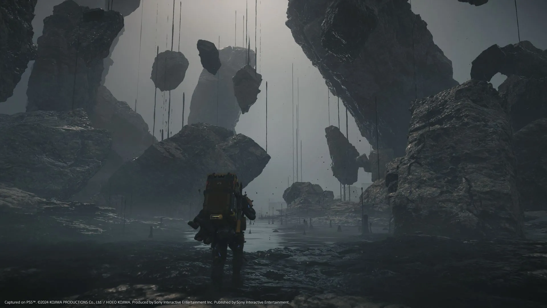 Sam Bridges di chuyển qua địa hình khắc nghiệt trong Death Stranding 2.