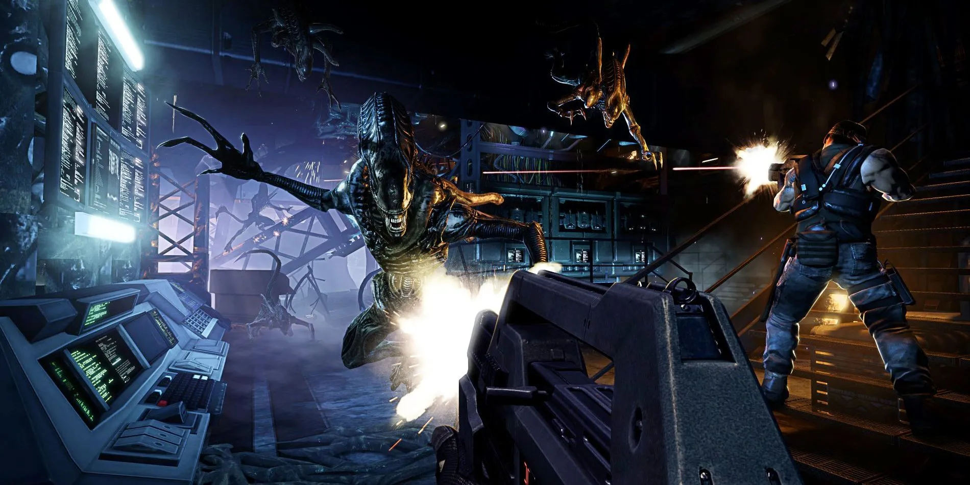 Một Xenomorph hung hãn tấn công lính thủy đánh bộ Colonial Marine trong Aliens: Colonial Marines, thể hiện sự khác biệt lớn về chất lượng đồ họa so với trailer.