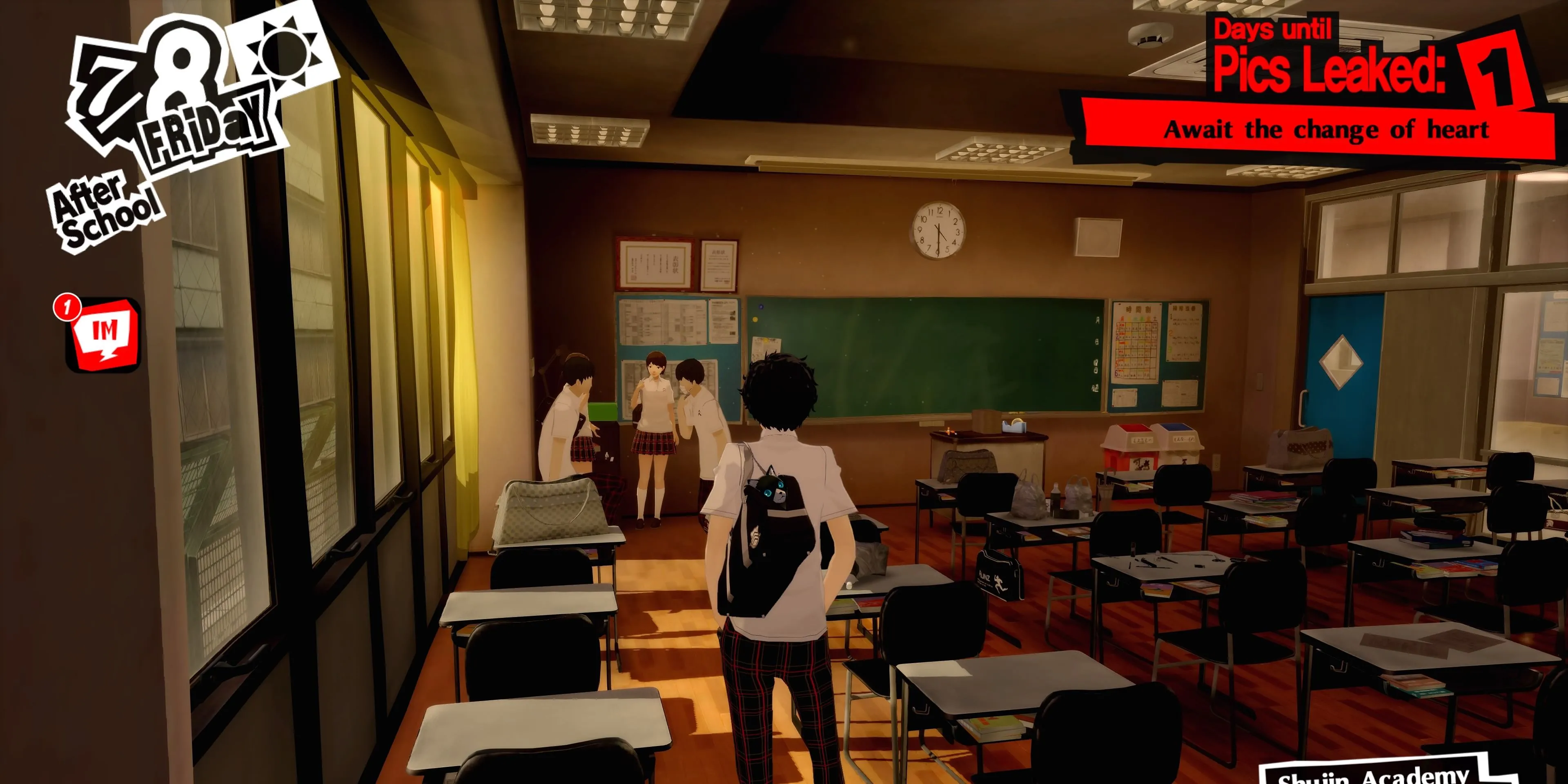 Nhân vật Joker trong Persona 5 Royal, đứng giữa một khung cảnh học đường Nhật Bản, thể hiện sự cân bằng giữa cuộc sống học sinh và phiêu lưu