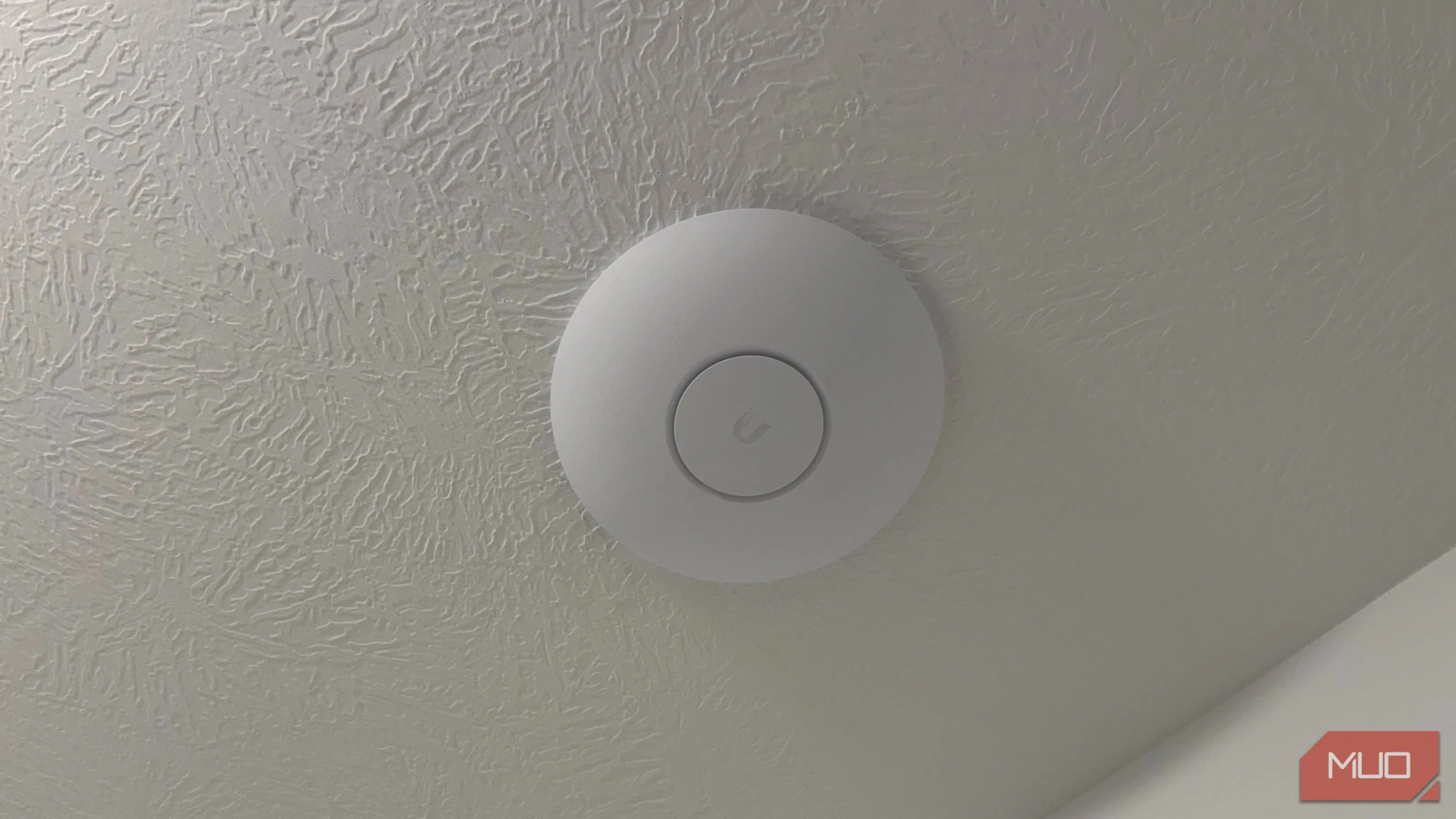 Access point Ubiquiti gắn trần, nhiều AP có thể gây nhiễu khi cùng kênh