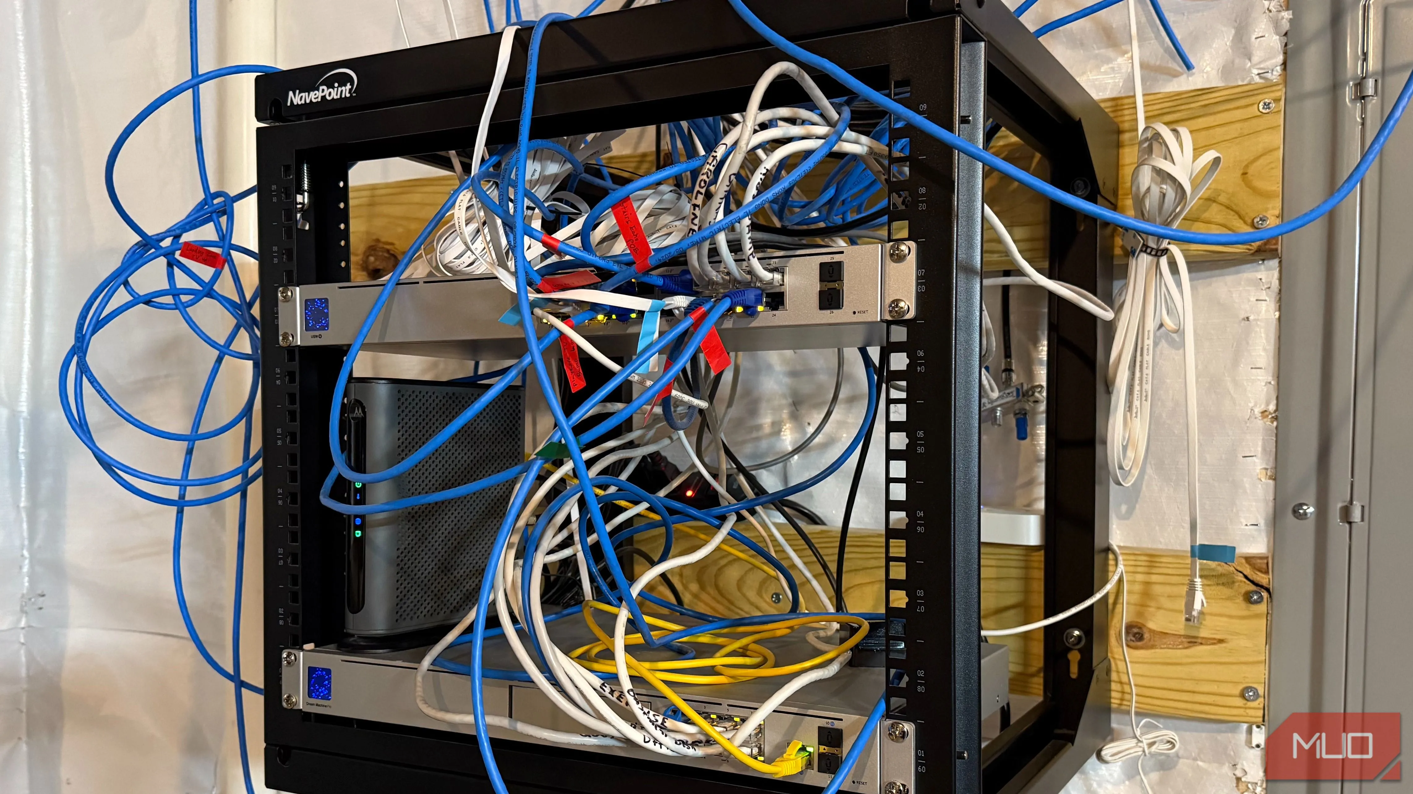 Access point Ubiquiti lắp ở tầng hầm, hệ thống mạng gia đình với nhiều AP