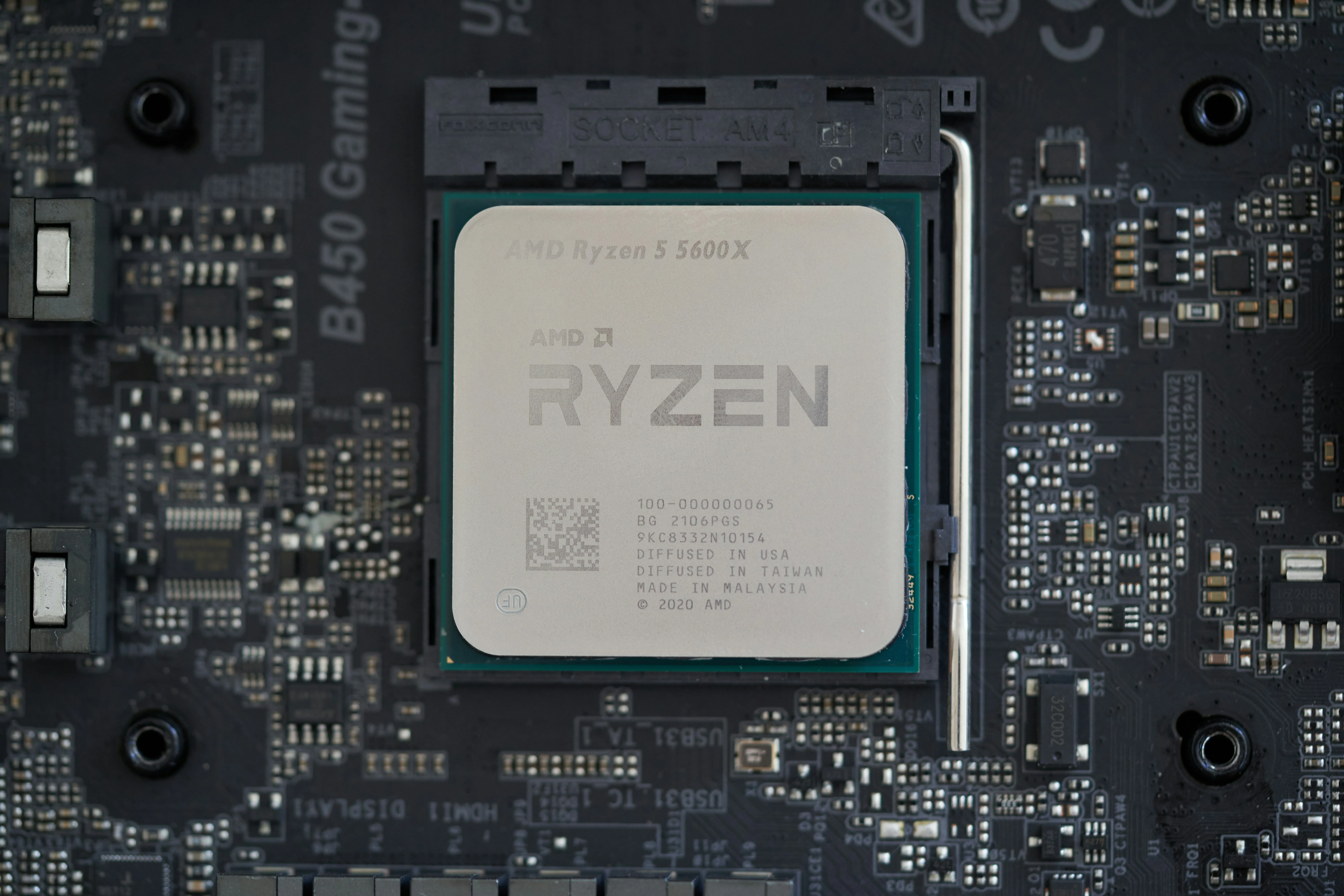 Ảnh AMD Ryzen 5 5600X lắp trên bo mạch chủ, phù hợp cho build ITX và những cấu hình tiết kiệm không gian