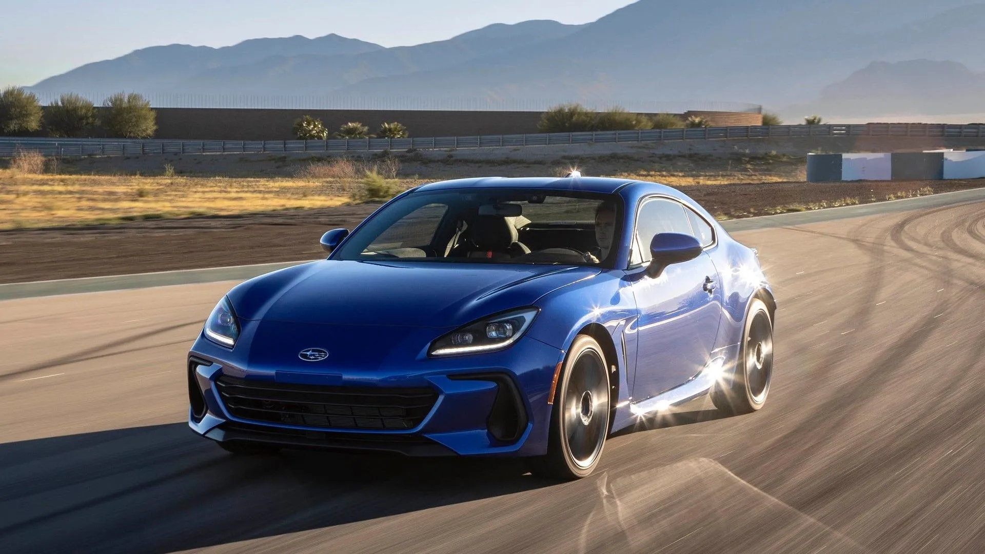 Ảnh hành động 3/4 phía trước Subaru BRZ 2022 trên đường cong, nhấn vào dáng lái năng động.