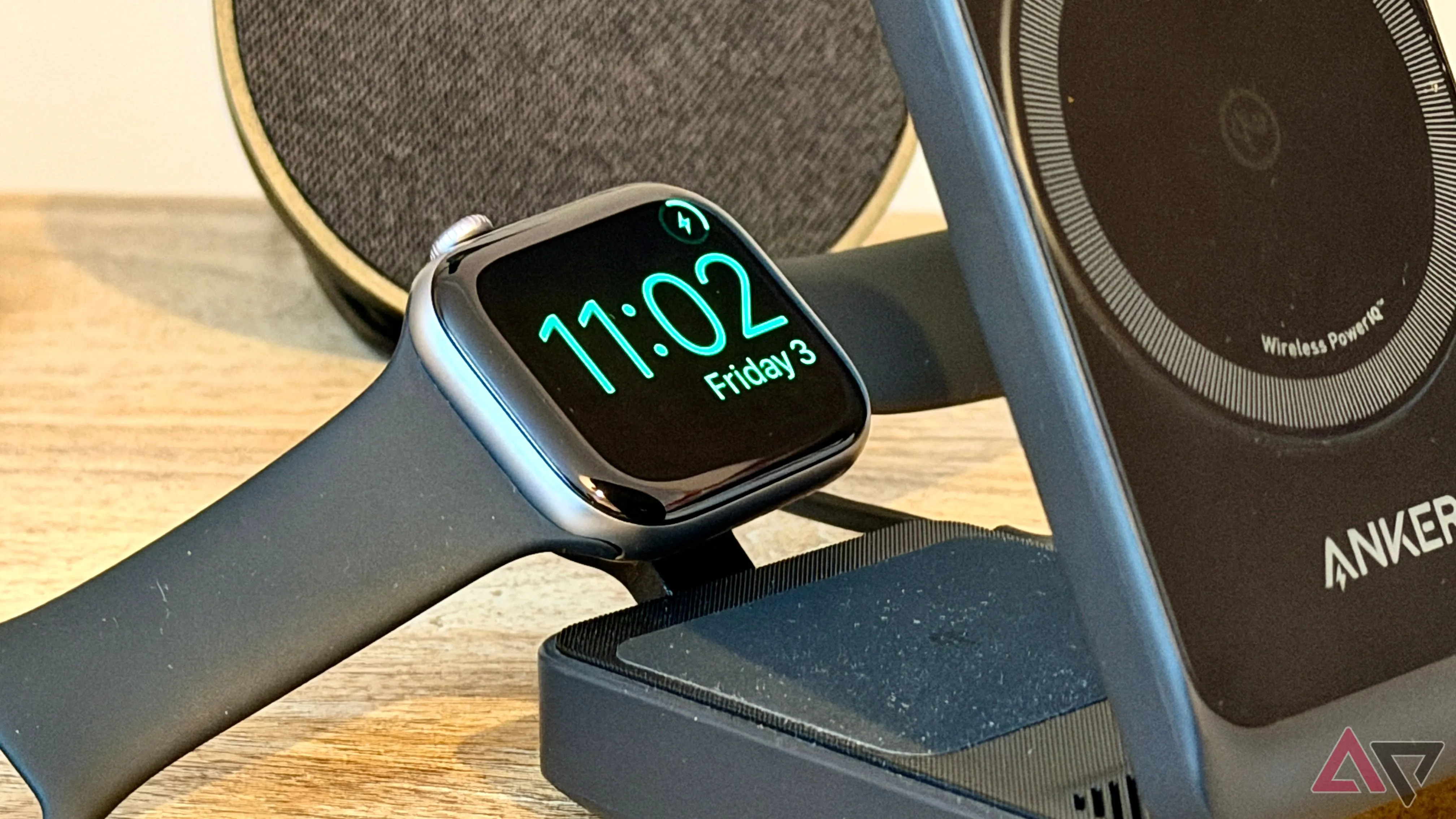 Apple Watch đặt trên dock sạc không dây, minh họa việc dùng độc lập với iPhone