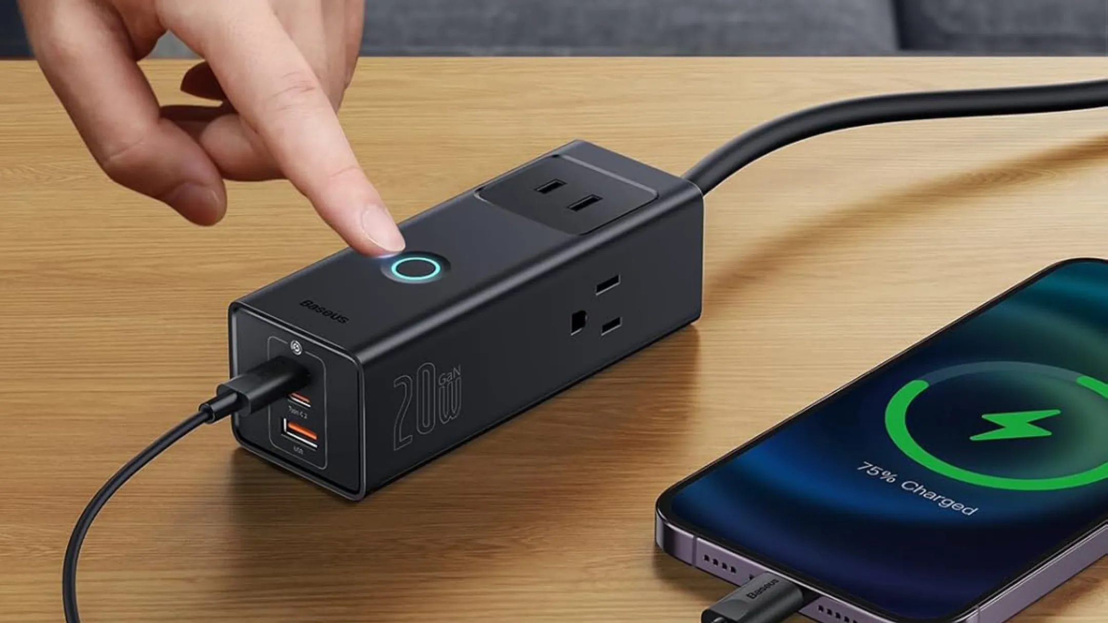 Baseus 1200J đang kết nối với điện thoại thể hiện cổng USB và khả năng sạc di động