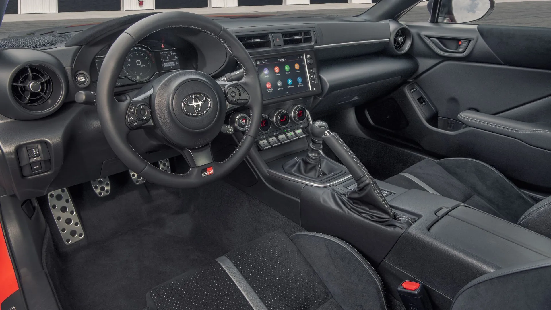 Cabin Toyota GR86 2022, thể hiện ghế, vô-lăng và màn hình giải trí.
