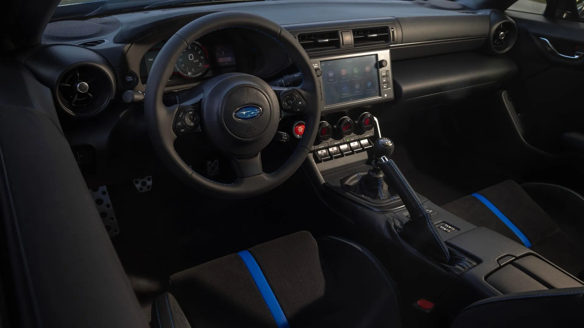 Cận cảnh bảng táp-lô Subaru BRZ tS 2024, nổi bật vô-lăng và màn hình giải trí.