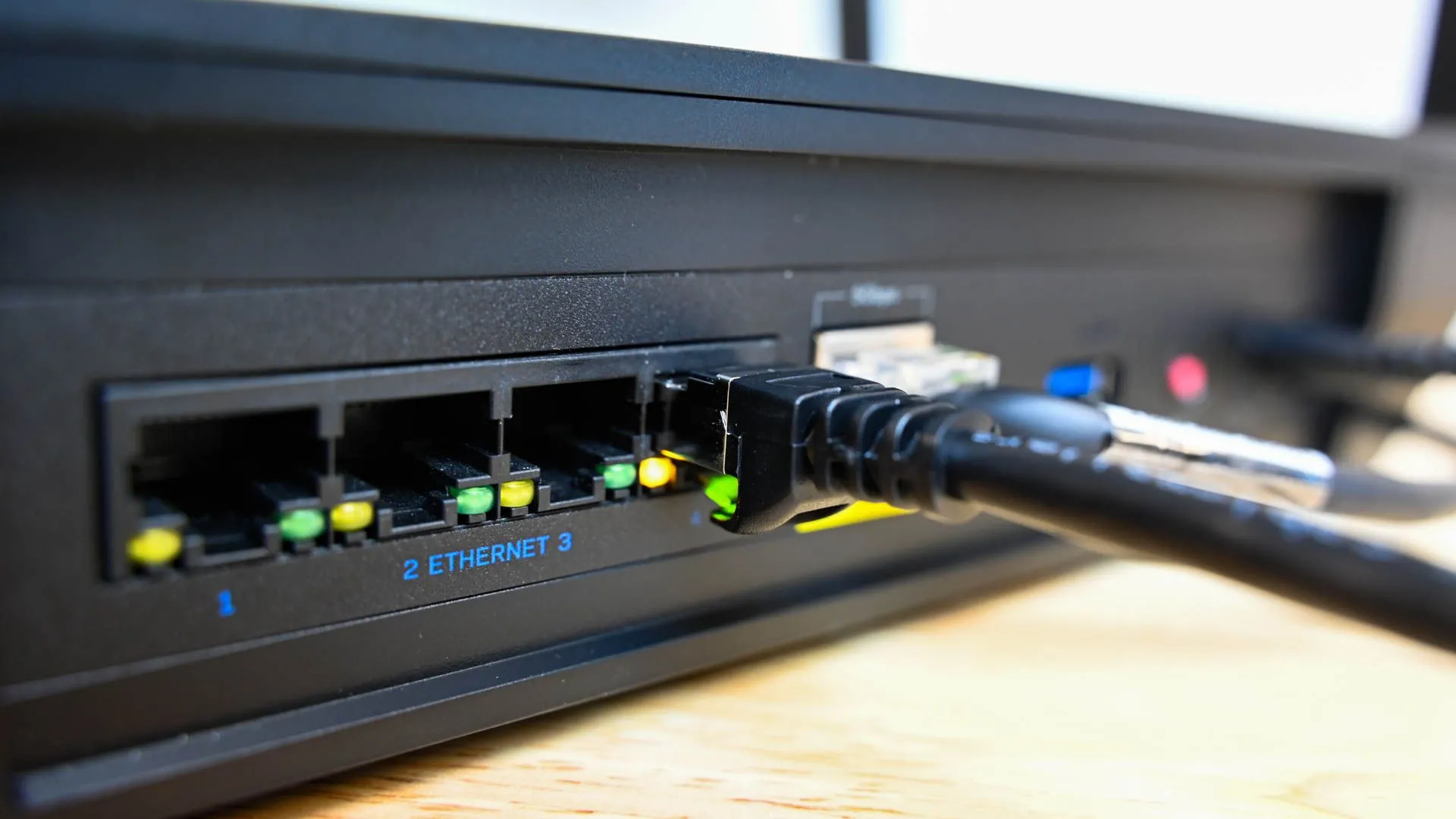 Cáp Ethernet cắm vào cổng router, biểu tượng về kết nối mạng bị ảnh hưởng