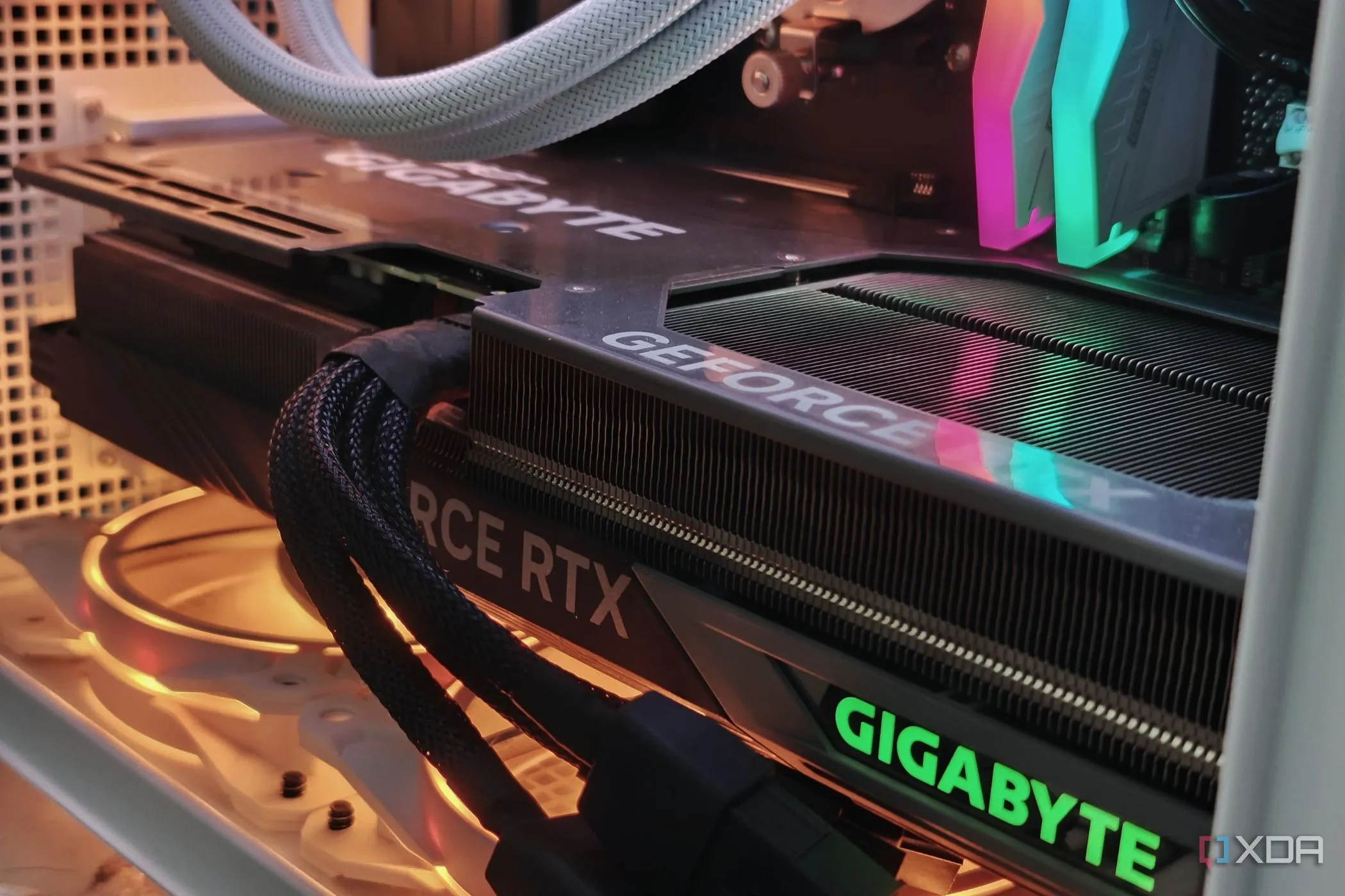 Card đồ họa Gigabyte GeForce RTX 4070 Ti lắp trong thùng PC có đèn RGB, minh họa vấn đề tải đột ngột của GPU
