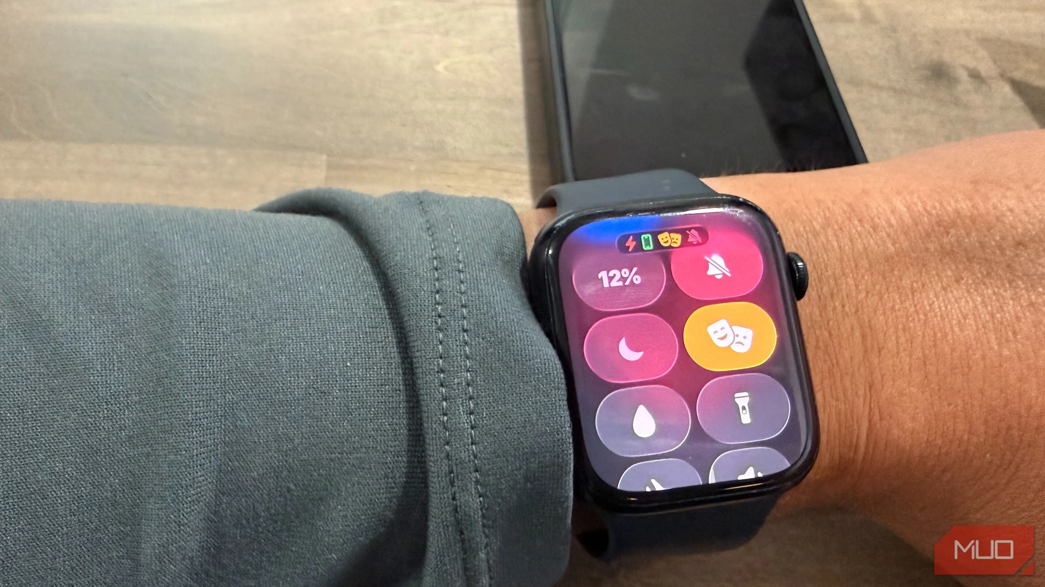 Control Center Apple Watch hiển thị biểu tượng Water Lock và Theater Mode để bảo vệ màn hình và tắt sáng khi cần