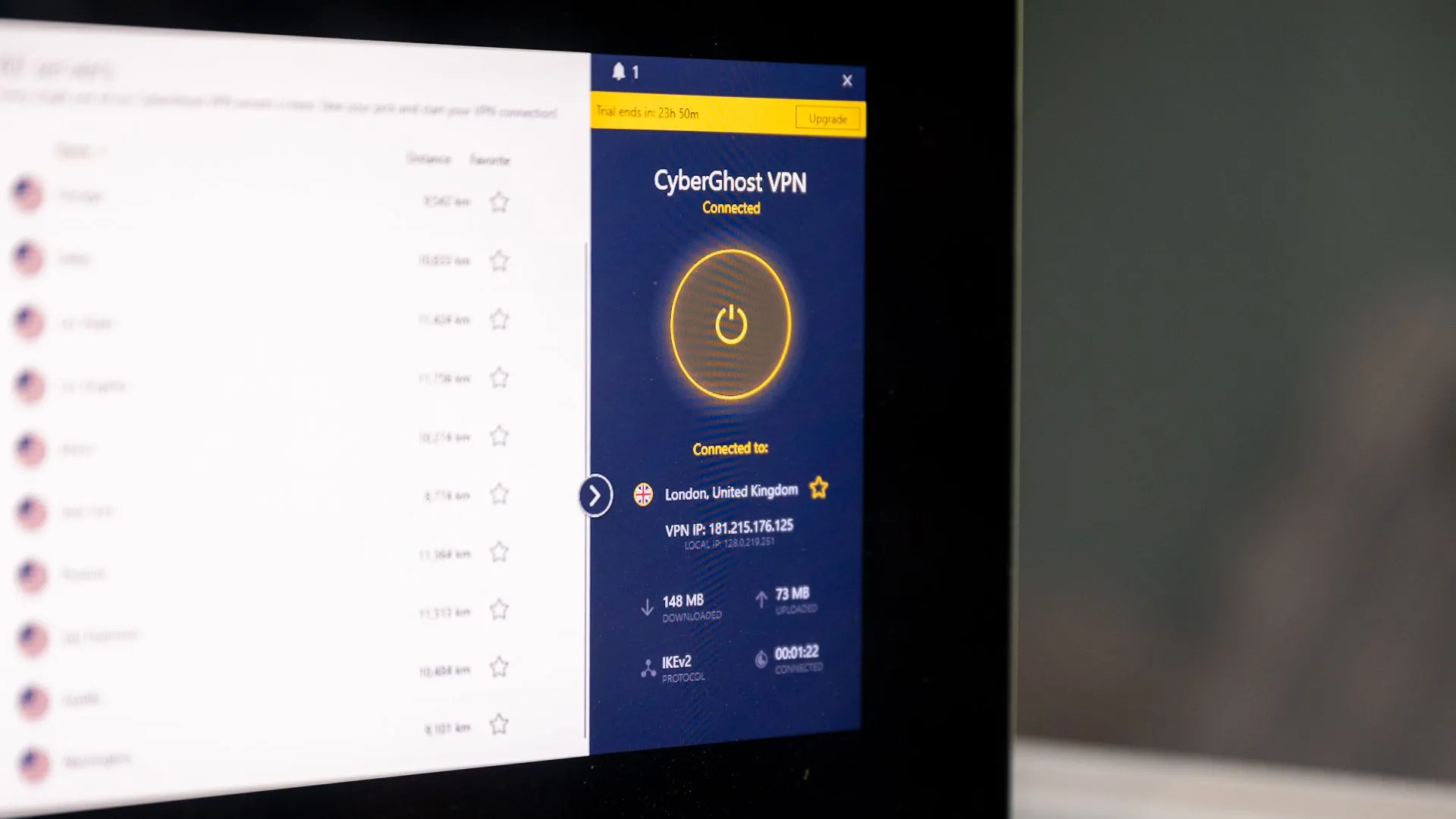 CyberGhost chạy trên MacBook Pro — minh họa trải nghiệm streaming và tốc độ ổn định