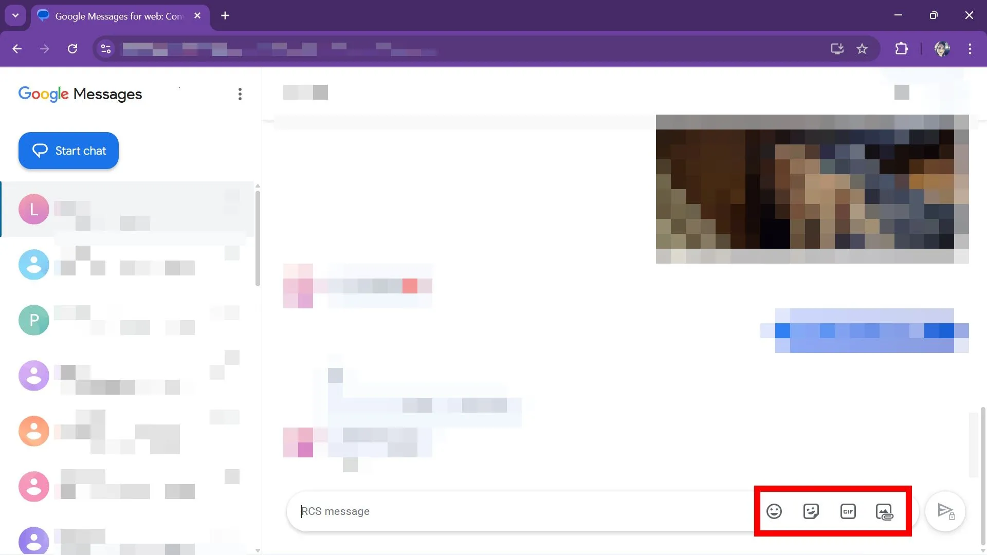 Danh sách tùy chọn trong một cuộc trò chuyện Google Messages web, minh họa pin, lưu trữ, xóa và tính năng khác