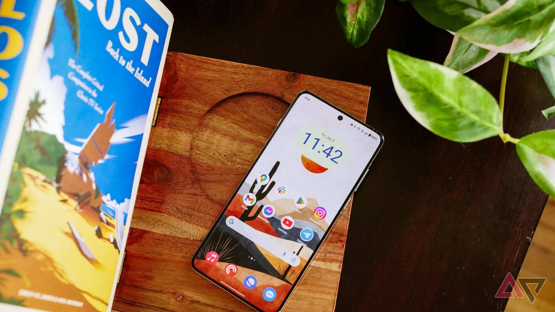 Điện thoại đặt trên giá sách, biểu tượng thông báo giảm tiếng ồn