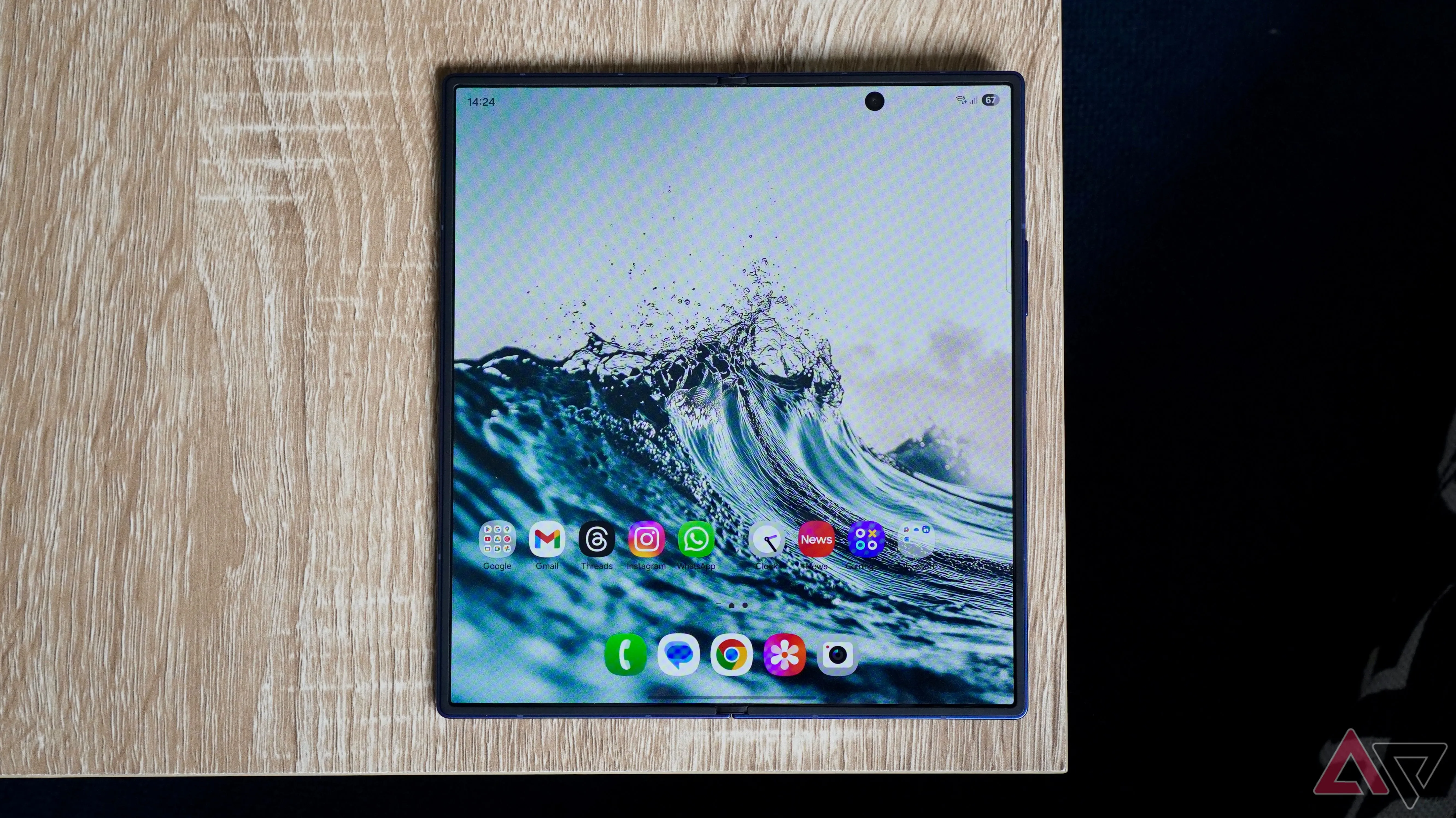 Galaxy Z Fold 7 mở trên mặt bàn gỗ, minh họa thiết kế bản lề và màn hình gập cùng vấn đề độ bền lâu dài