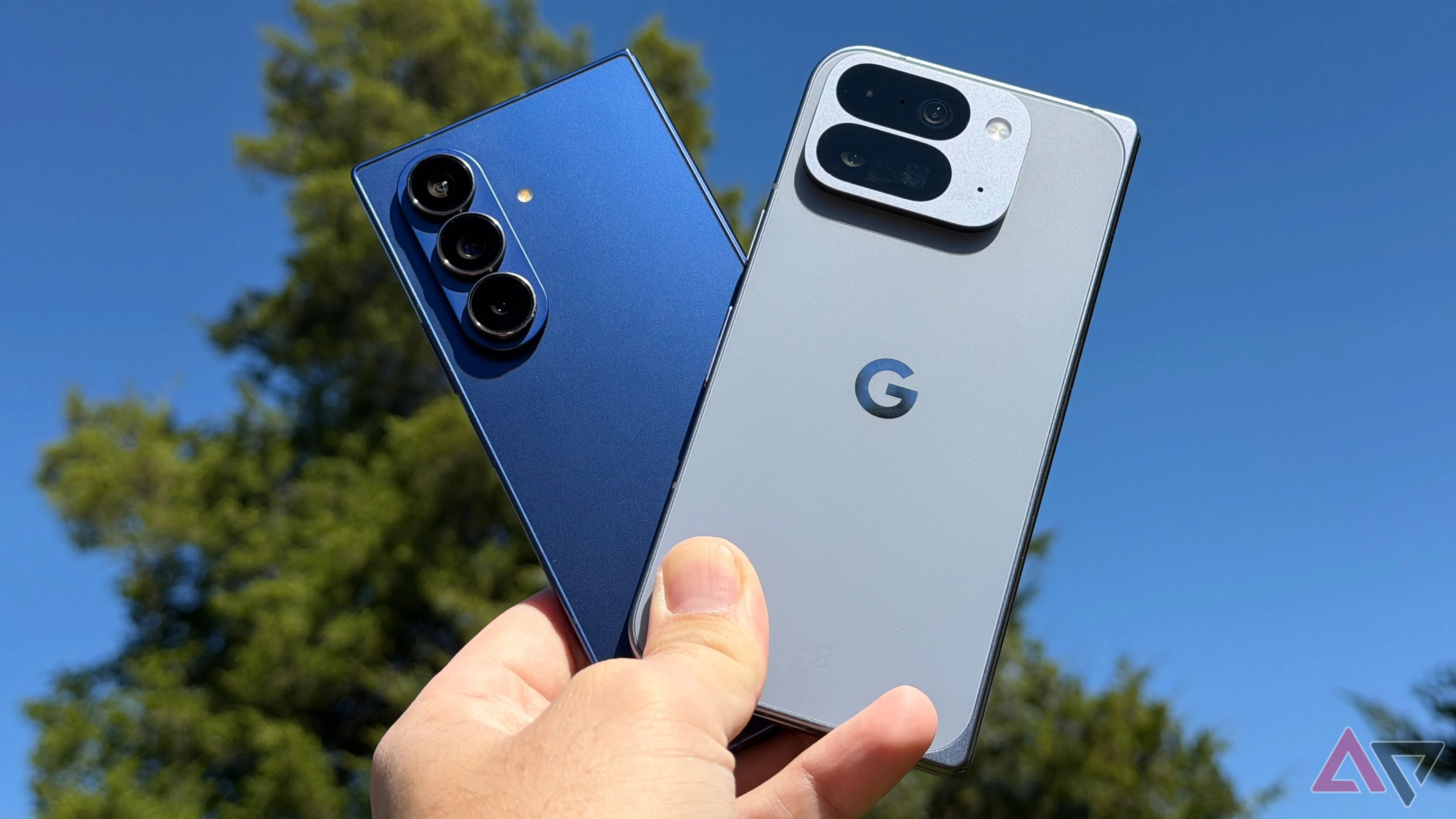 Galaxy Z Fold 7 và Pixel 10 Pro Fold dựng lên nền trời, thể hiện thiết kế mỏng và màn hình lớn của điện thoại gập 2025
