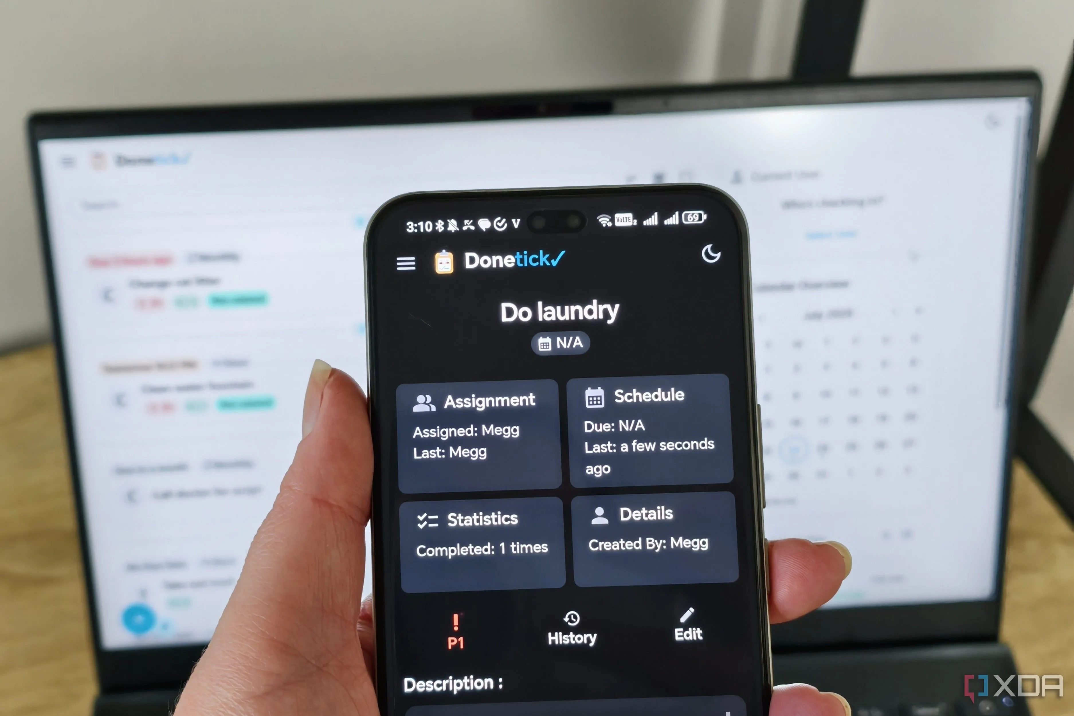 Giao diện Donetick trên điện thoại, nền là laptop
