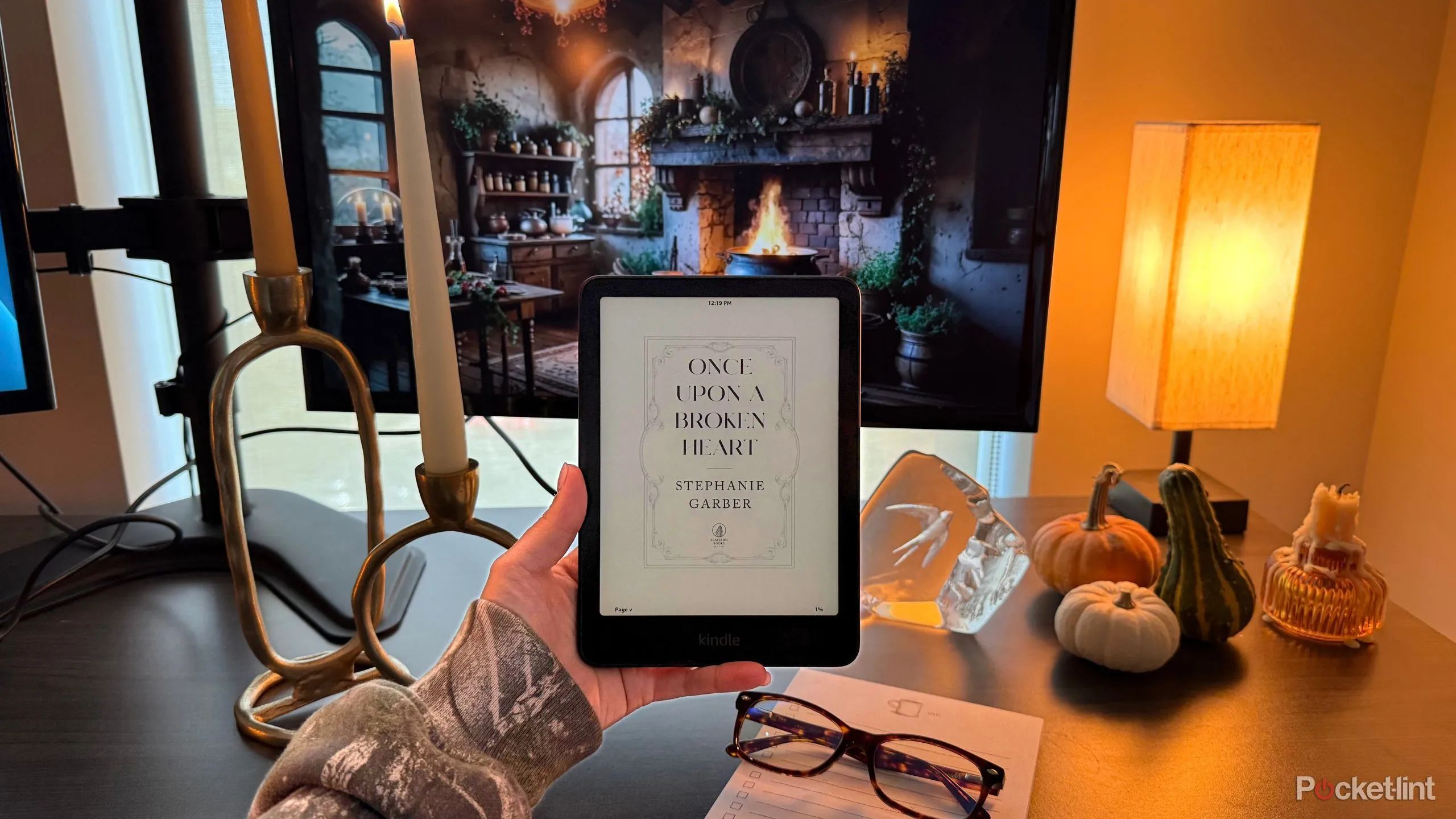 Giao diện Kindle Paperwhite trong mùa thu, gợi nhắc sự kiện sách điện tử theo chủ đề và danh sách sách kinh dị miễn phí