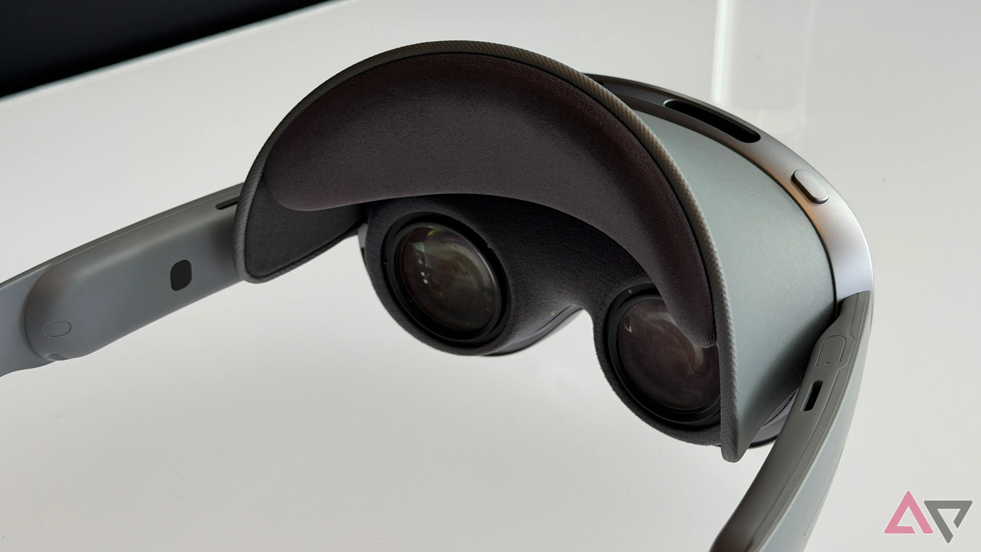 Góc nhìn bên trong Samsung Galaxy XR với màn hình Micro-OLED và khung đeo - thông số Android XR