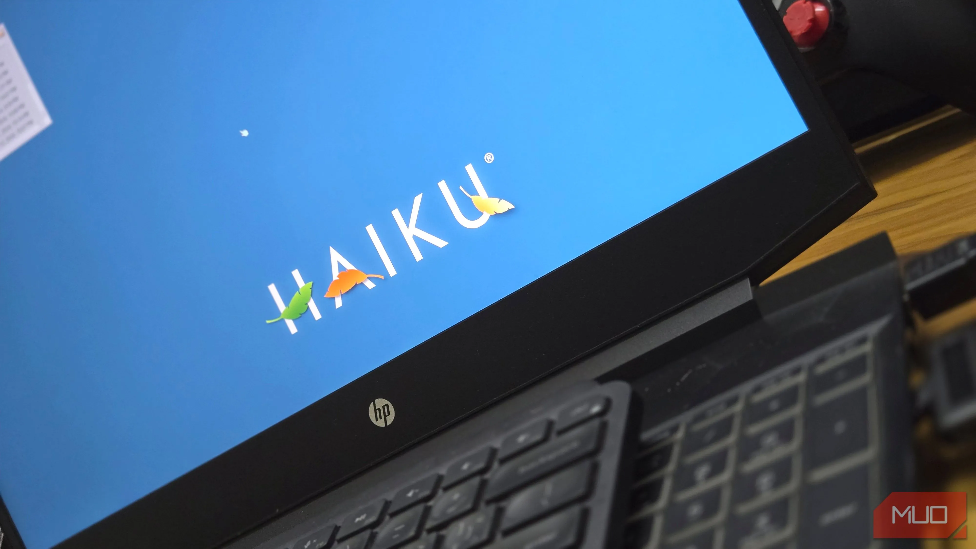 Haiku OS chạy trên laptop HP giao diện nhẹ, Deskbar bên trái
