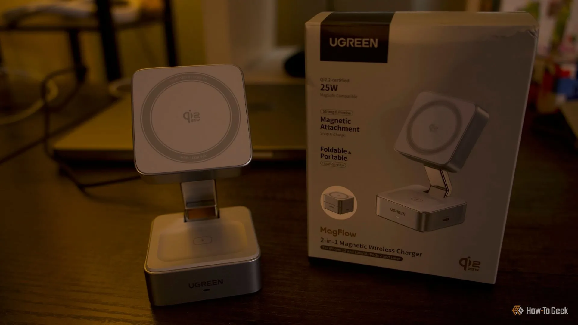 Hộp và phụ kiện Ugreen MagFlow được sắp xếp trên bàn, thể hiện bao bì và cáp USB-C đi kèm.