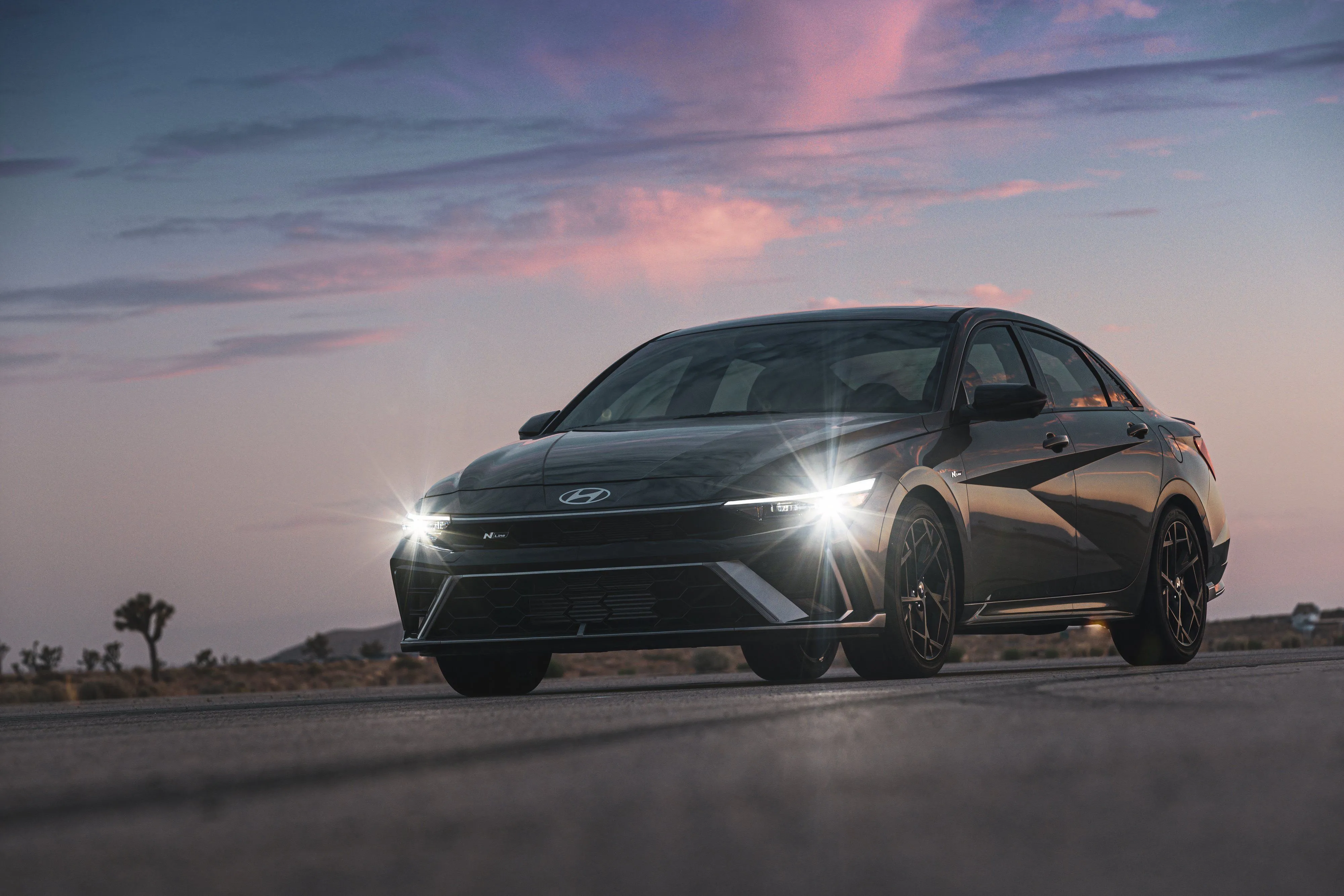 Hyundai Elantra N-Line màu tối, nhìn nghiêng thể hiện ngoại thất thể thao và la-zăng đa chấu