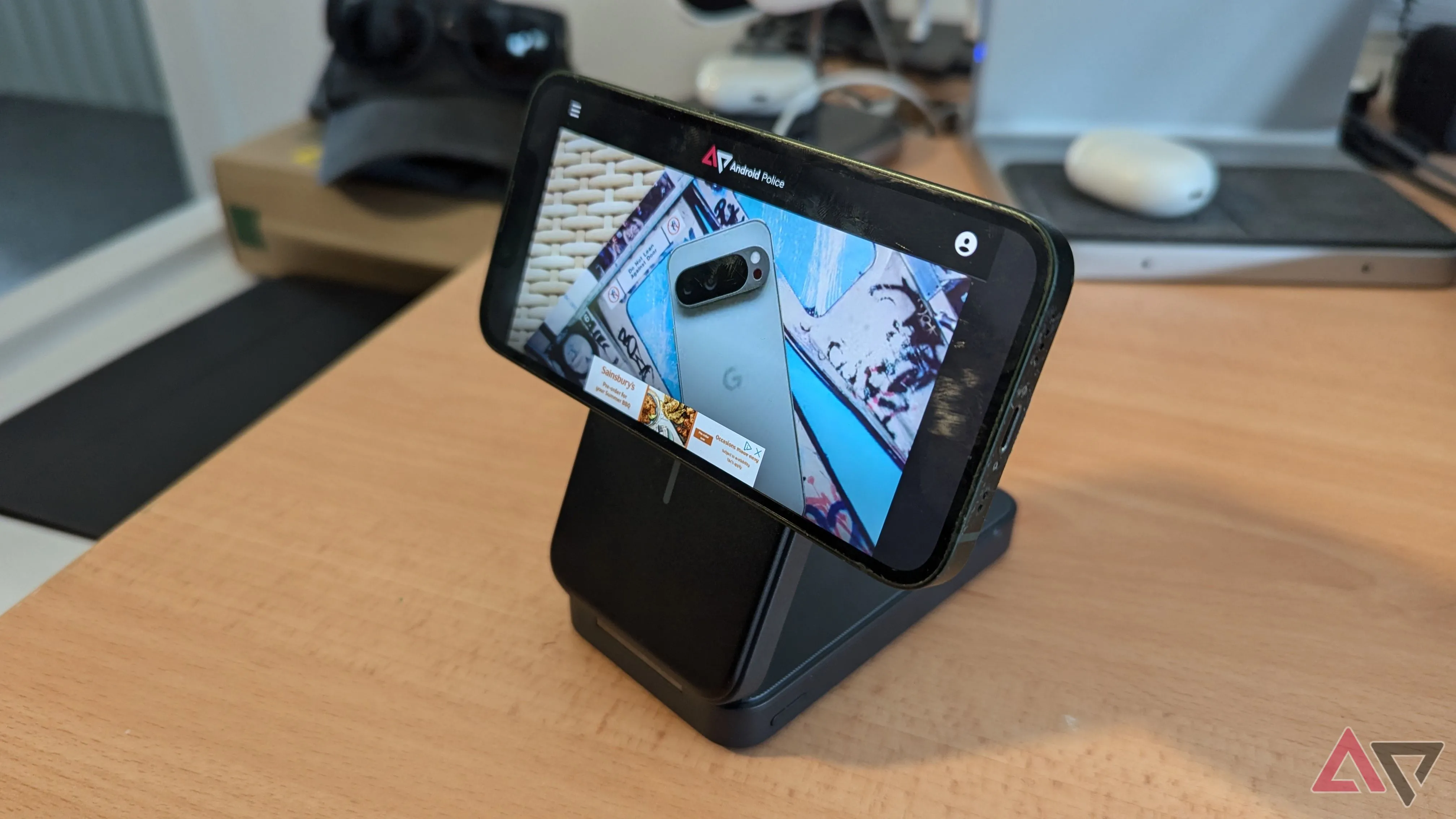 iPhone 13 mini đặt ngang cạnh sạc dự phòng Anker MagGo 6600mAh trên bàn, minh hoạ kích thước nhỏ gọn và tính đơn giản trong sử dụng hàng ngày