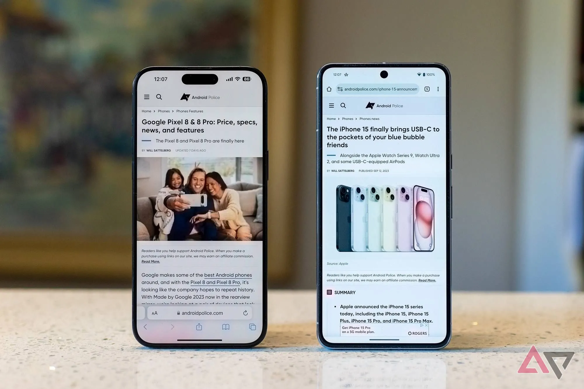 iPhone 15 Pro Max và Google Pixel 8 Pro hiển thị trang Android Police, minh họa chuyển dữ liệu iOS sang Android và AppMigrationKit