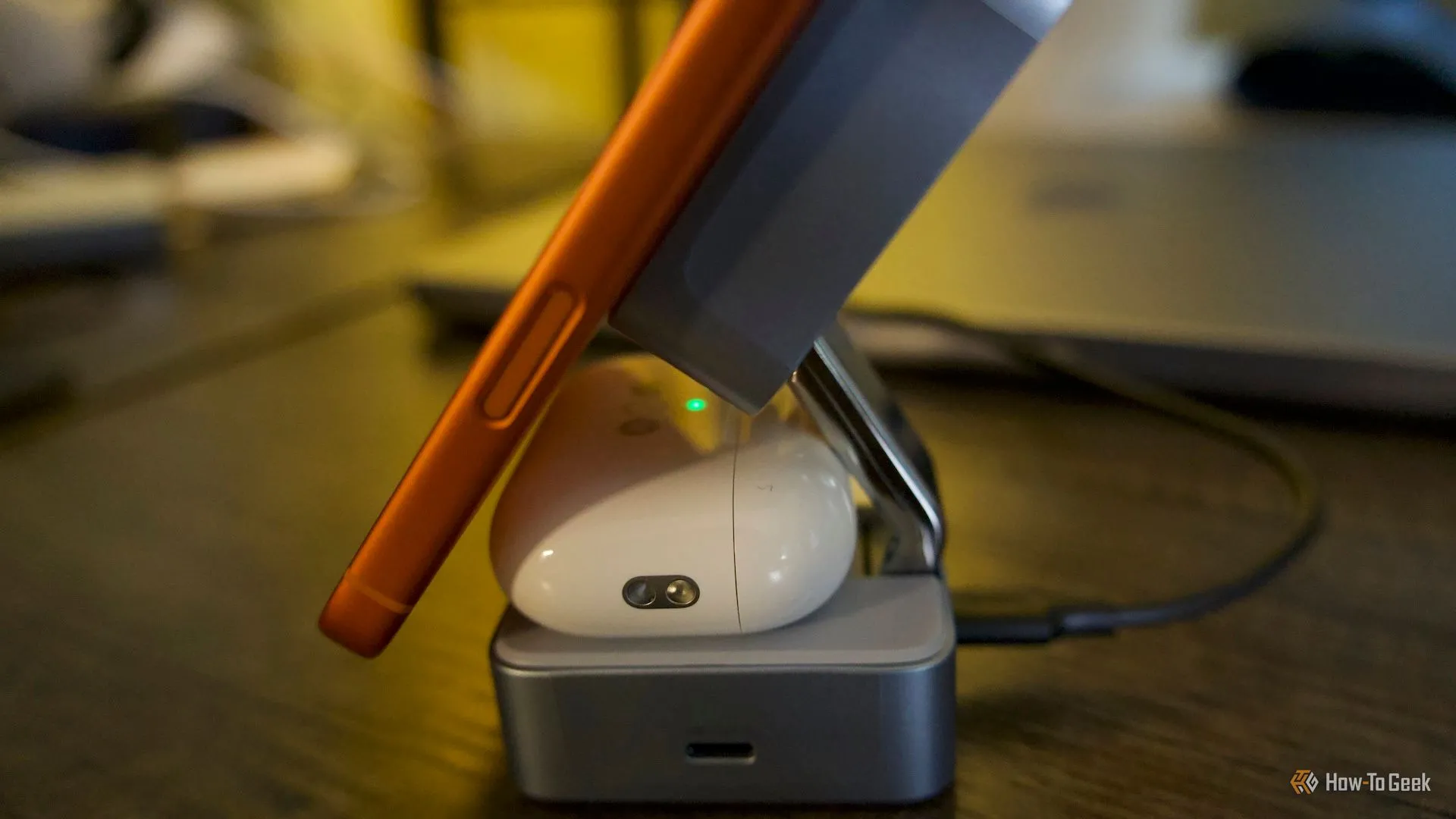 iPhone 17 Pro và AirPods Pro 3 đặt trên đế Ugreen MagFlow, minh họa khoảng cách vừa khít và nguy cơ cọ xước khi đặt cùng lúc.