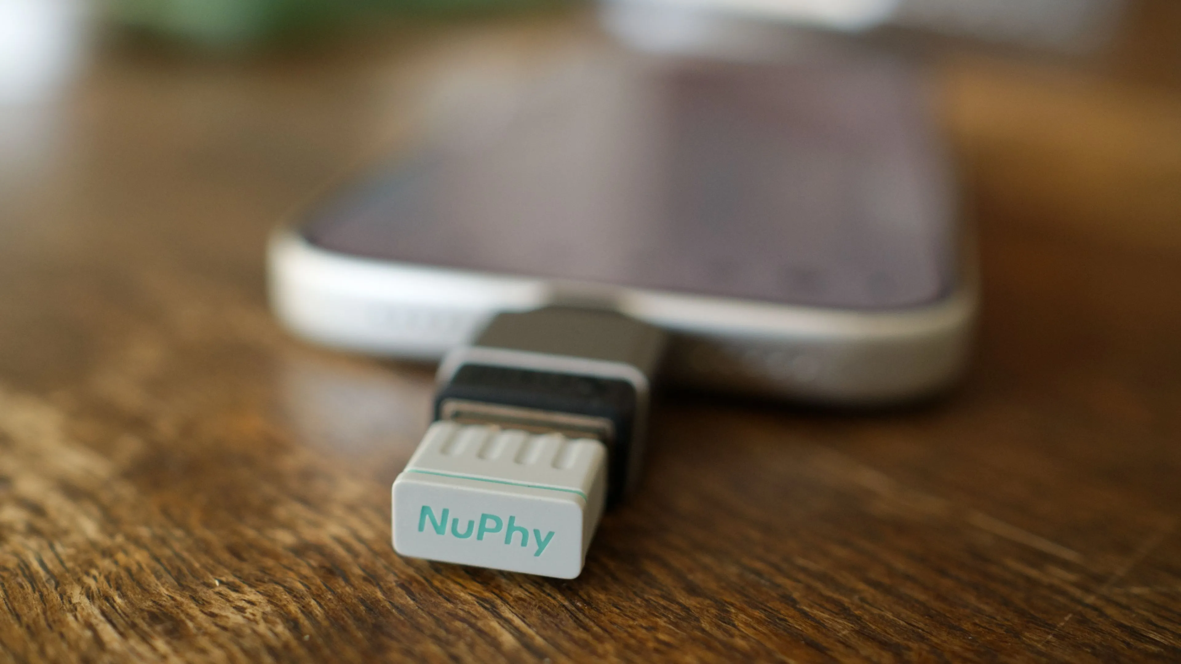 iPhone 17 Pro với dongle không dây 2.4GHz từ bàn phím cơ NuPhy — minh chứng iPhone có khả năng nhận adapter USB-A→USB-C.