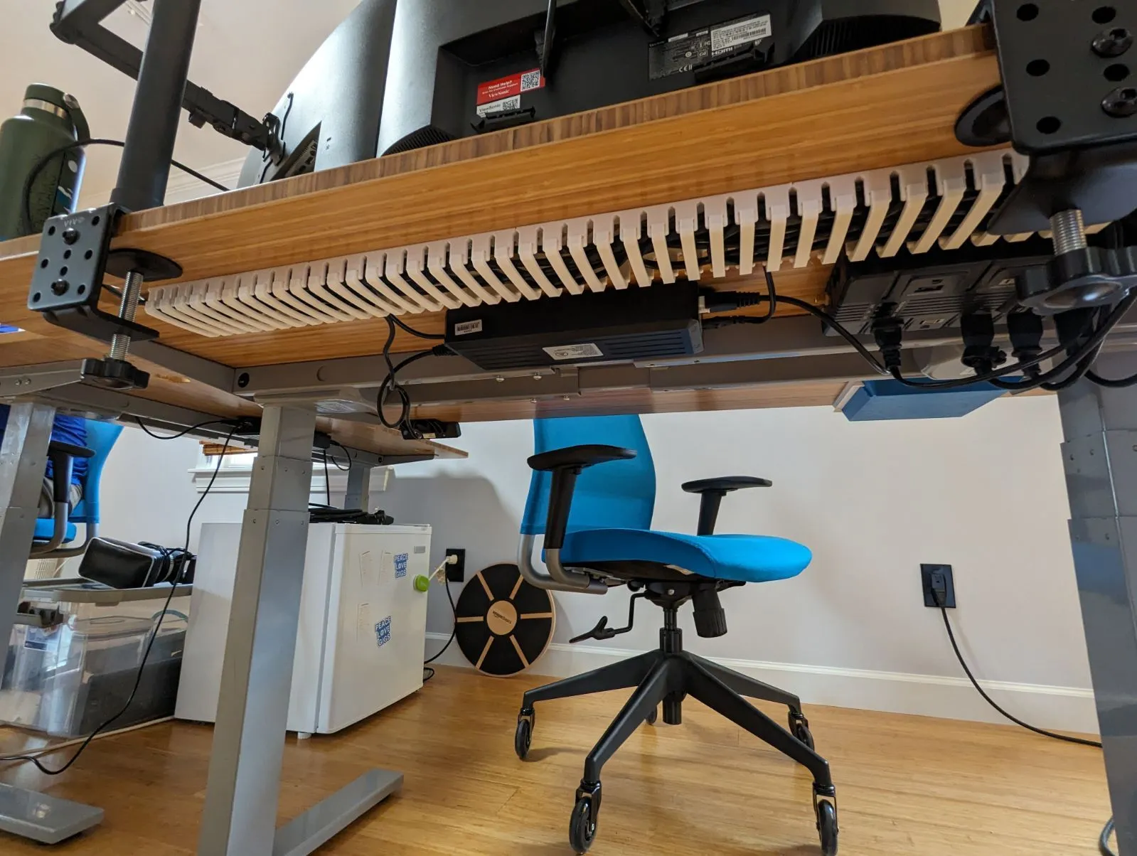 Khay quản lý dây mô-đun gắn dưới bàn, giúp giấu dây và dễ dọn dẹp