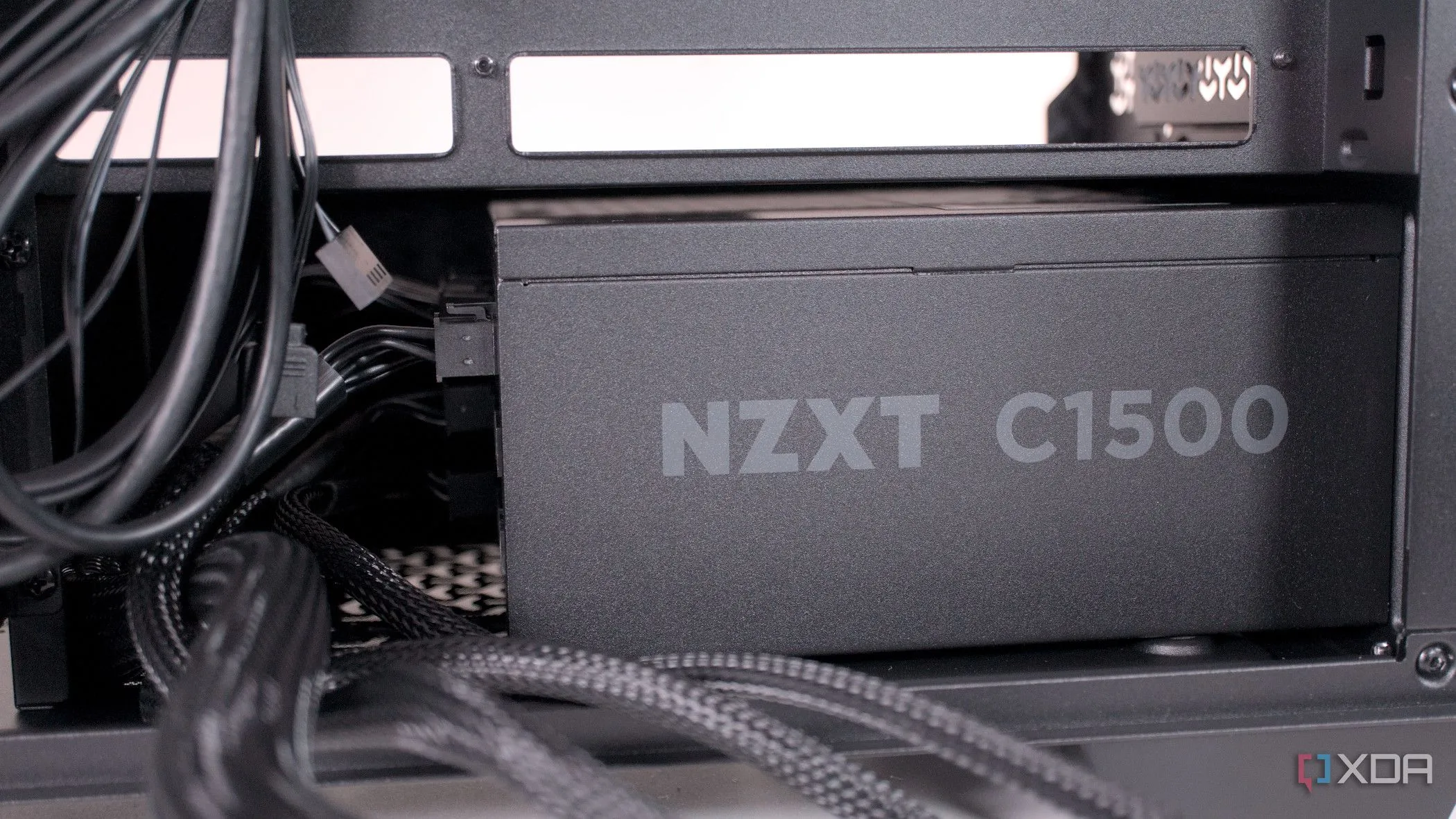 Kỹ thuật lắp PSU vào thùng Corsair 3500X ARGB, minh họa chọn nguồn phù hợp và lắp đặt đúng cách trong case