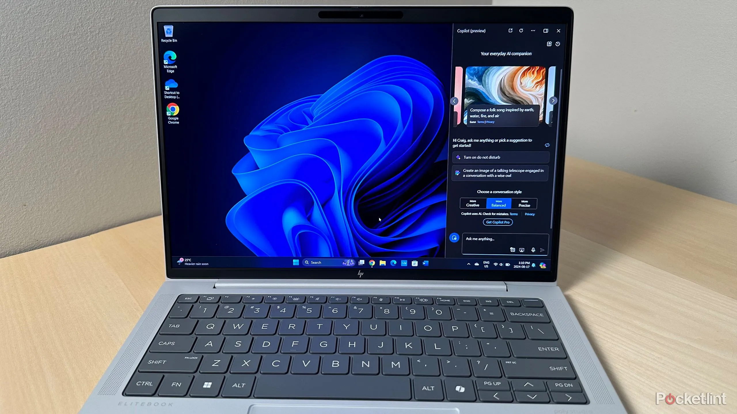 Laptop Windows 11 với Copilot và AI trên hệ điều hành