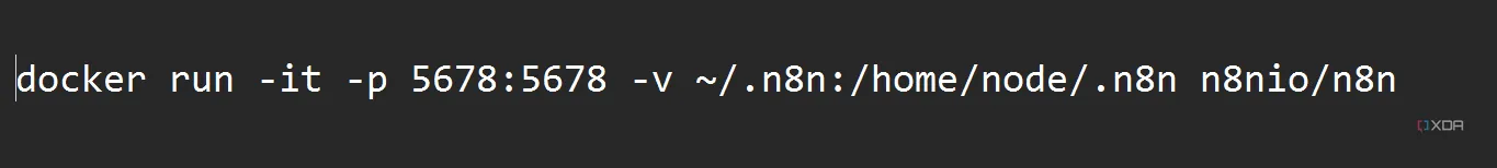 Lệnh Docker giúp cài đặt và lưu workflow n8n cục bộ, minh họa cách thiết lập volume giữa máy và container