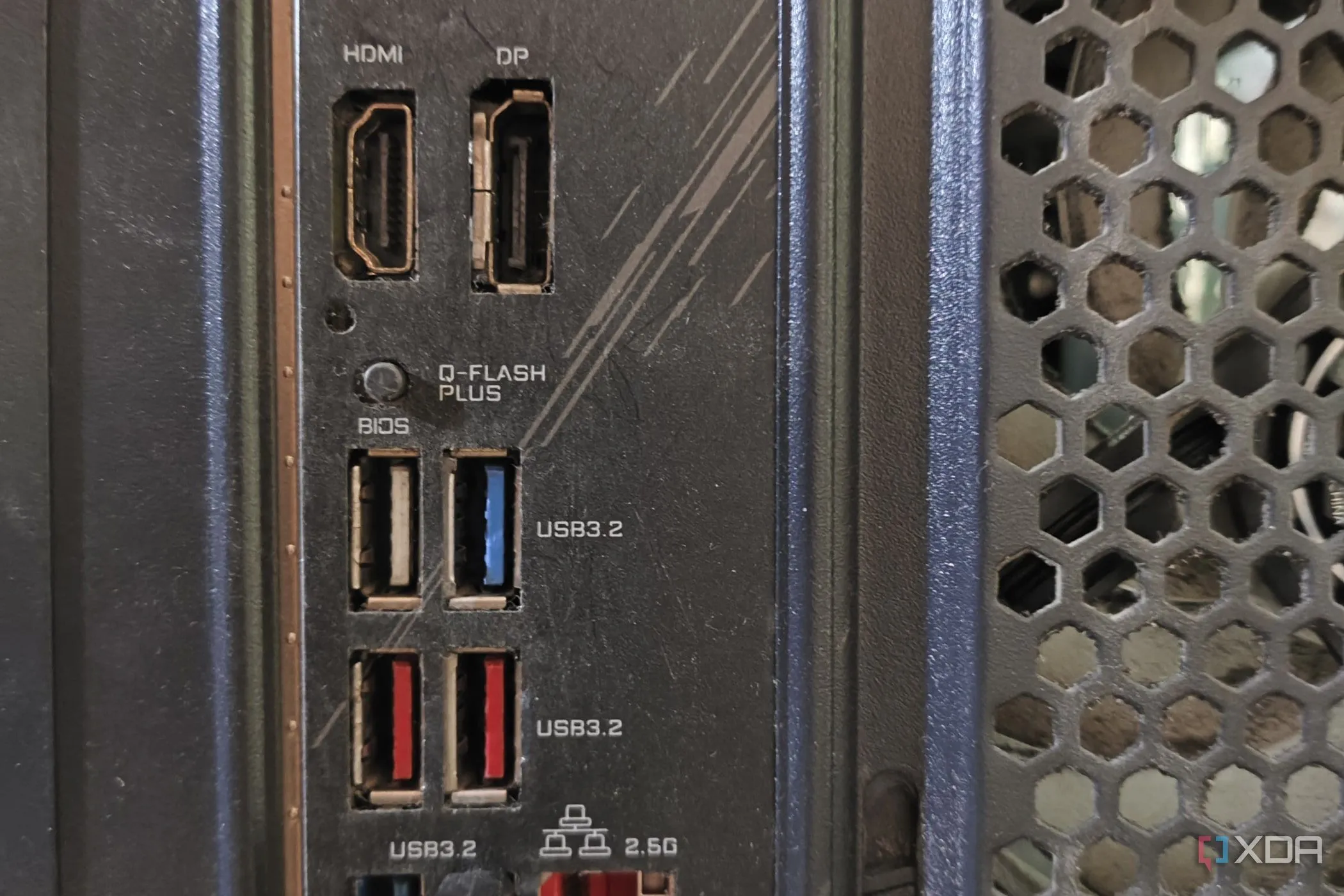 Mainboard với nút BIOS Flashback, minh họa việc cập nhật an toàn