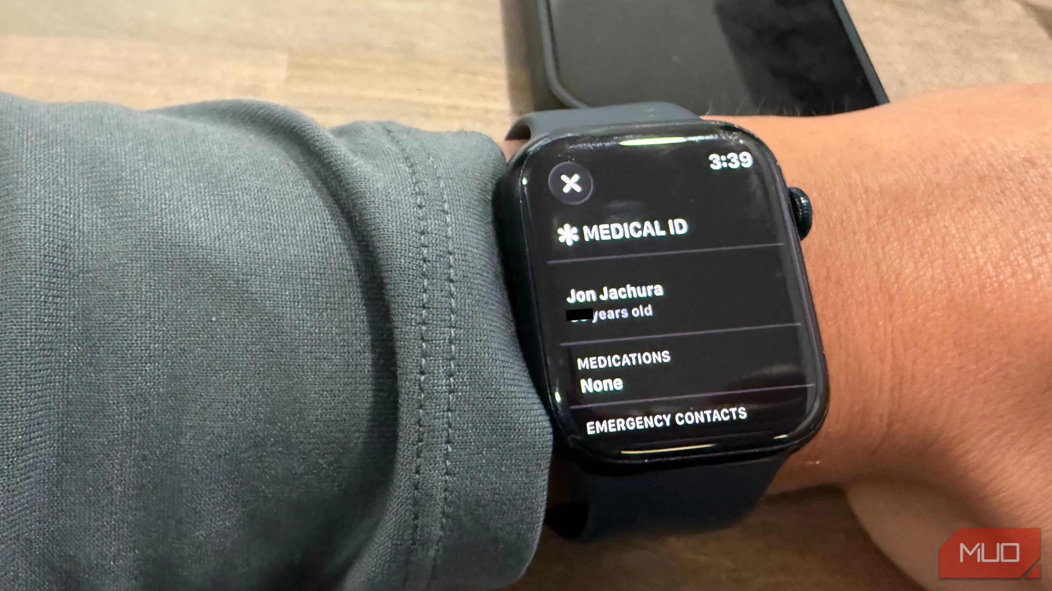 Màn hình Medical ID trên Apple Watch hiển thị thông tin sức khỏe và liên hệ khẩn cấp