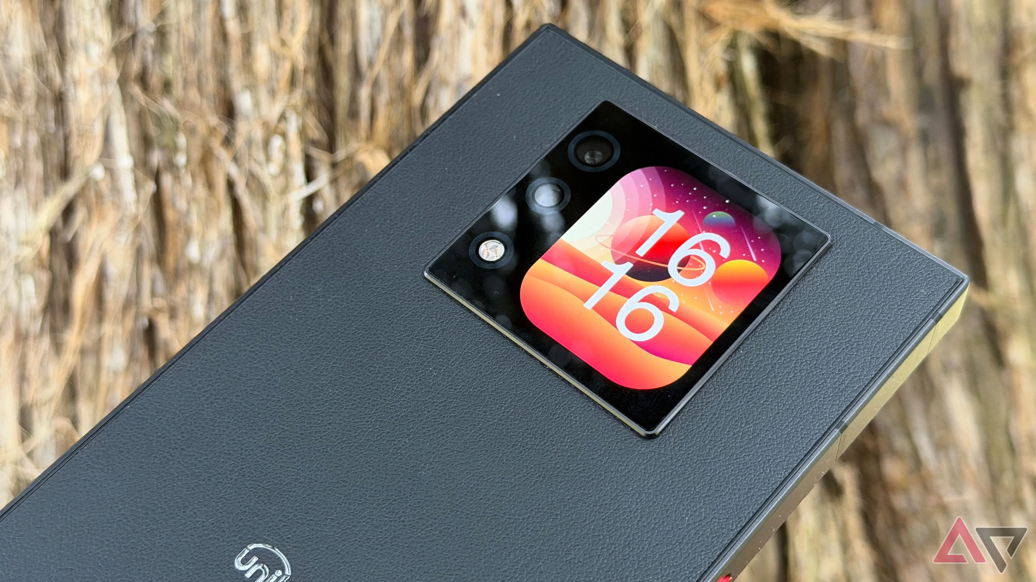 Màn hình phụ phía sau Unihertz Titan 2 — tiện cho thông báo khi máy úp mặt nhưng tính thực dụng còn gây tranh cãi