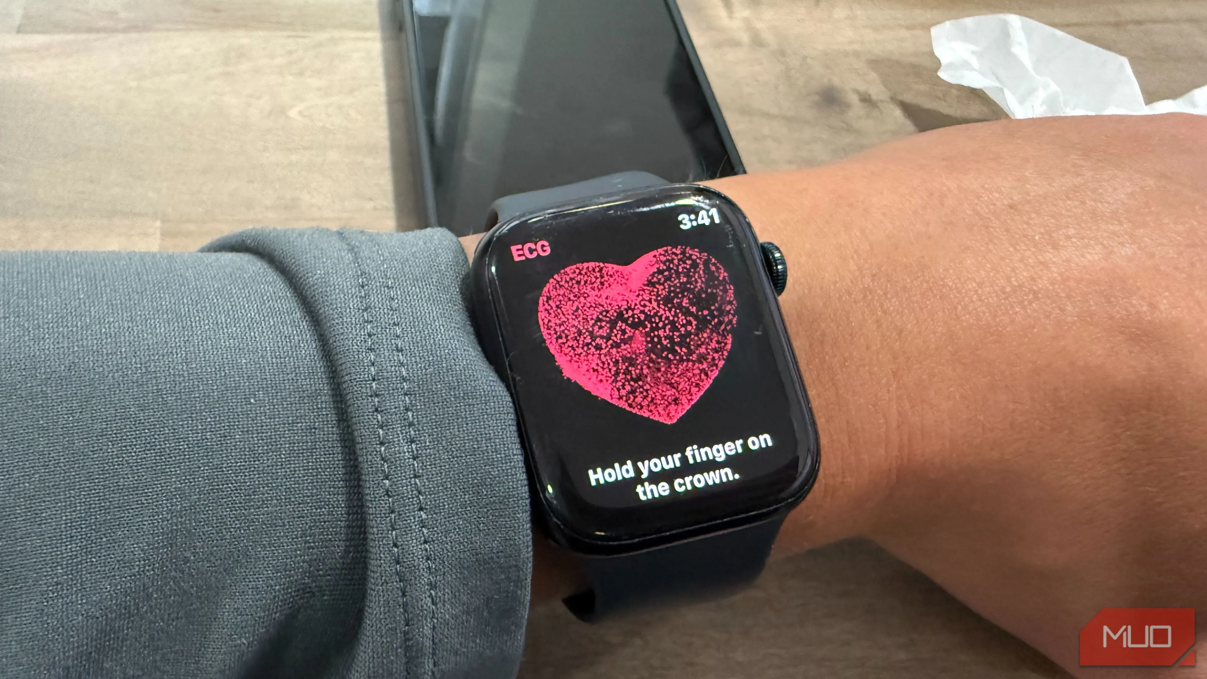 Màn hình thực hiện EKG trên Apple Watch hiển thị hướng dẫn chạm Digital Crown trong 30 giây
