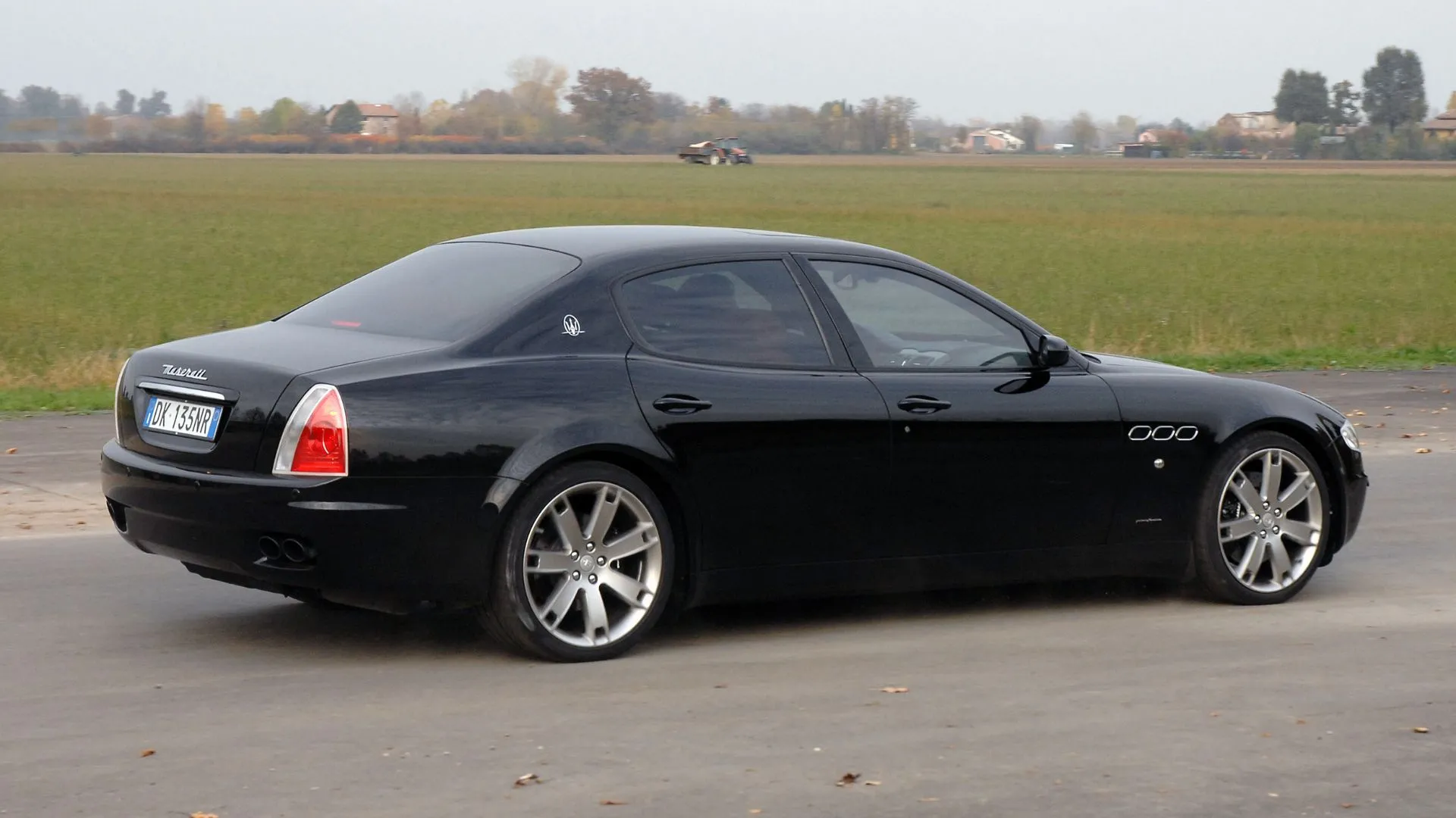 Maserati Quattroporte đuôi sau 3/4 màu đen, ví dụ xe cũ có giá tốt trên thị trường