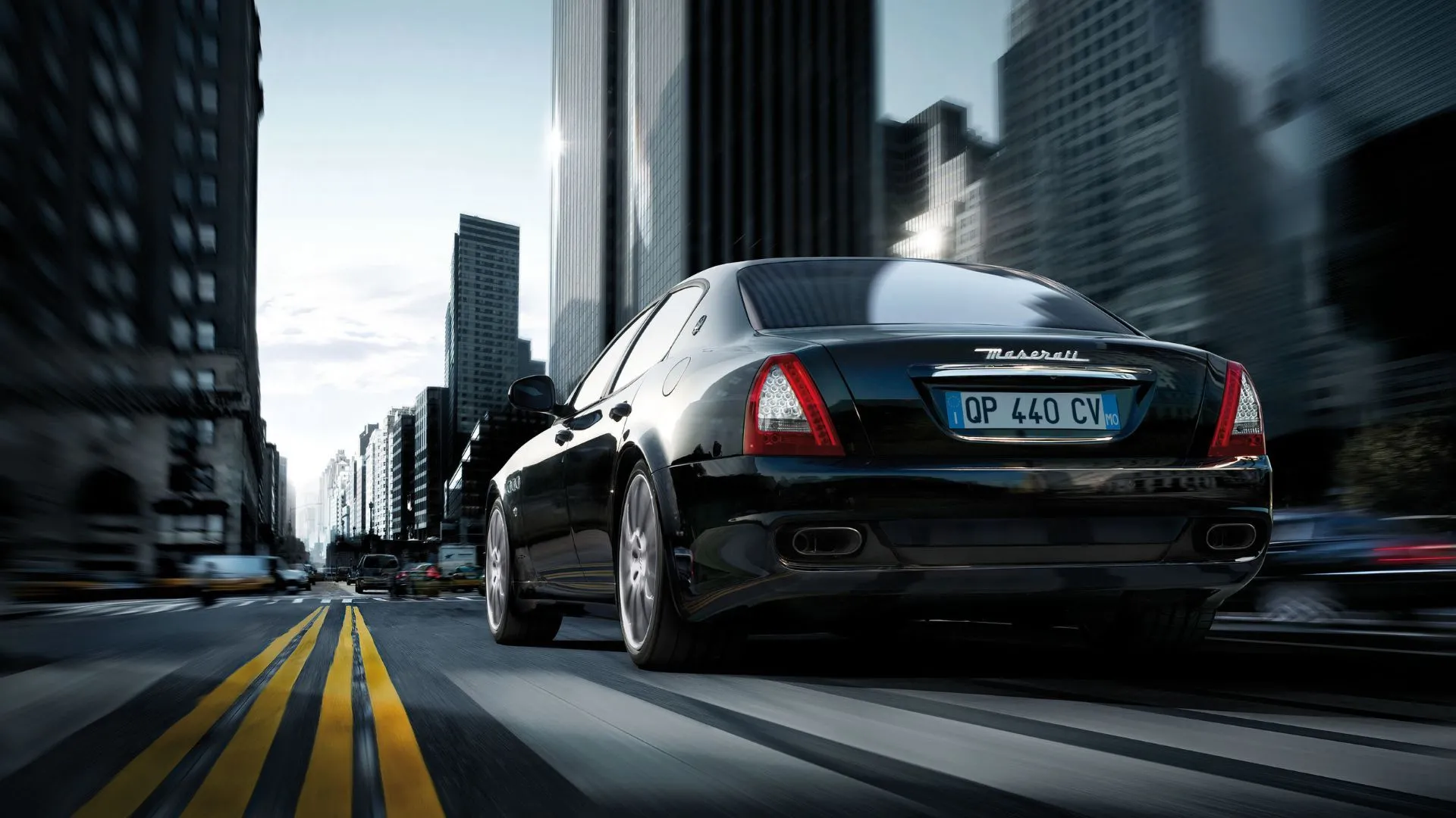 Maserati Quattroporte S chạy trong phố, minh họa hiệu năng lái và phong cách Ý