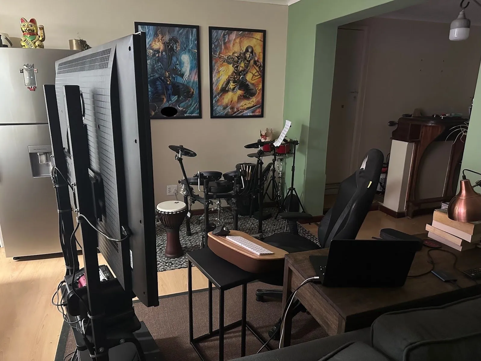 Một góc làm việc sử dụng TV lớn làm màn hình