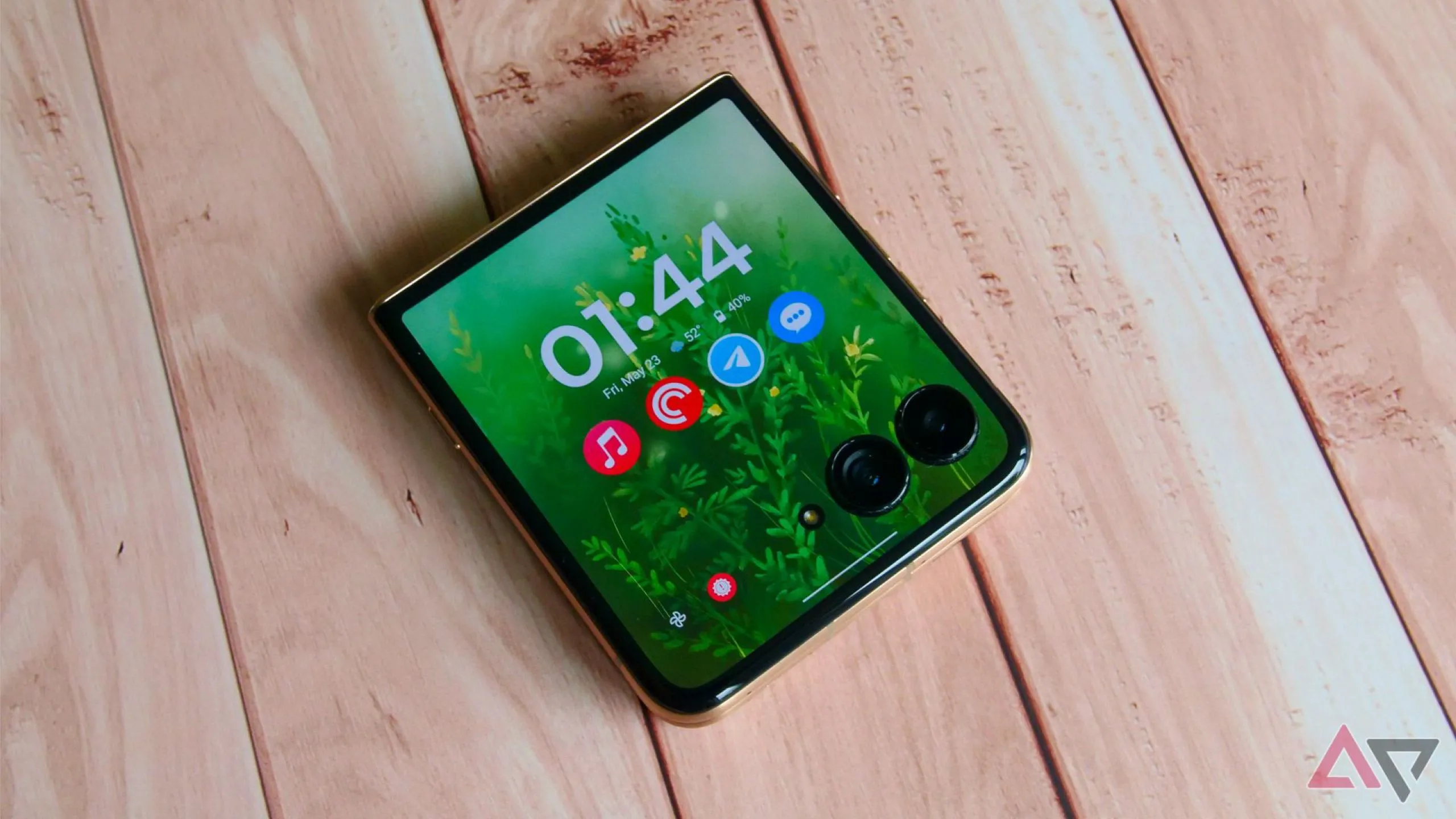 Motorola Razr Ultra 2025 đặt trên bàn gỗ, minh họa mẫu điện thoại gập vỏ sò giá phải chăng giúp lan tỏa công nghệ gập