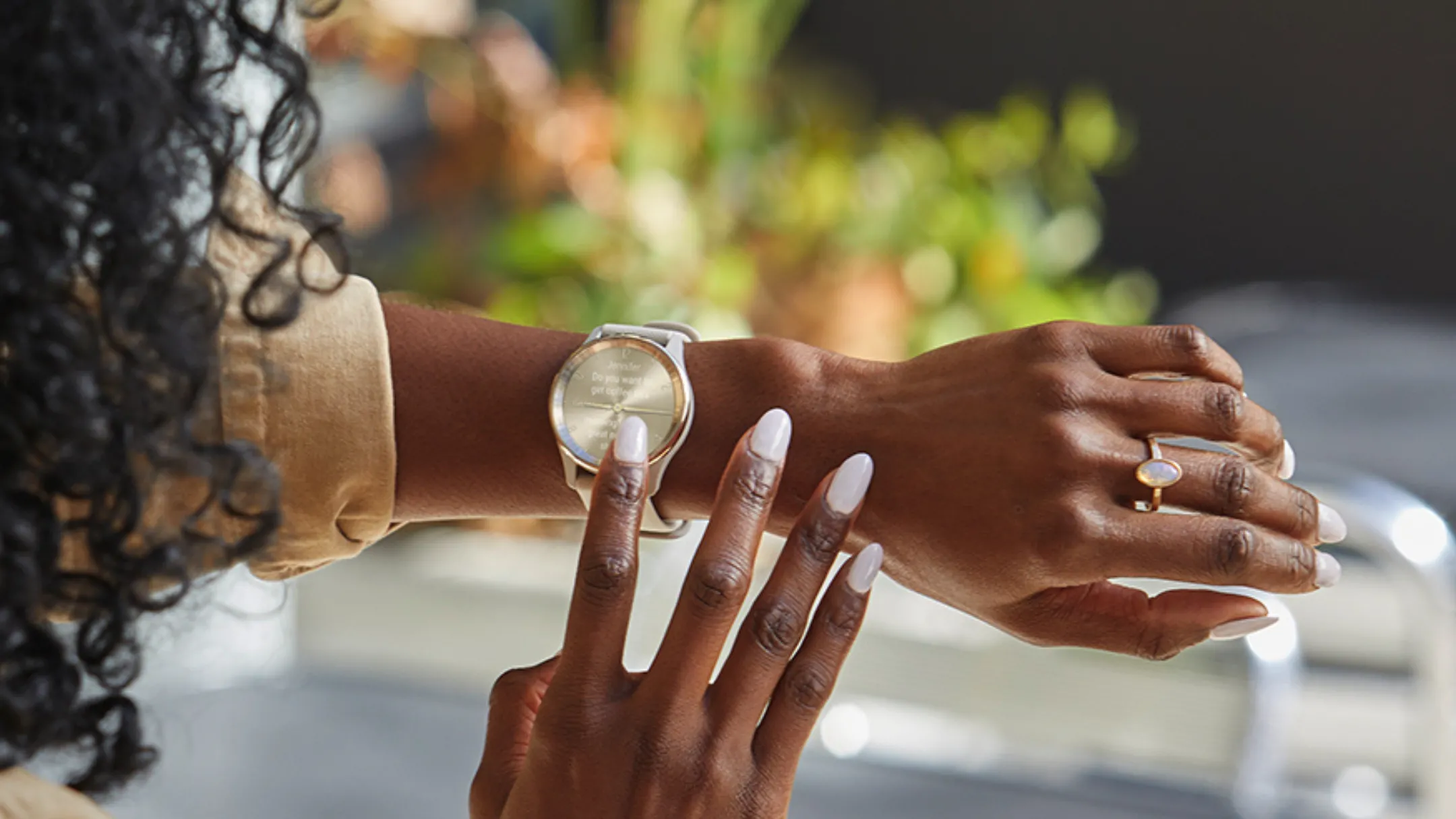 Ngón tay chạm núm vặn của đồng hồ Vivomove Trend thể hiện thiết kế tối giản và vẻ ngoài như đồng hồ cổ điển