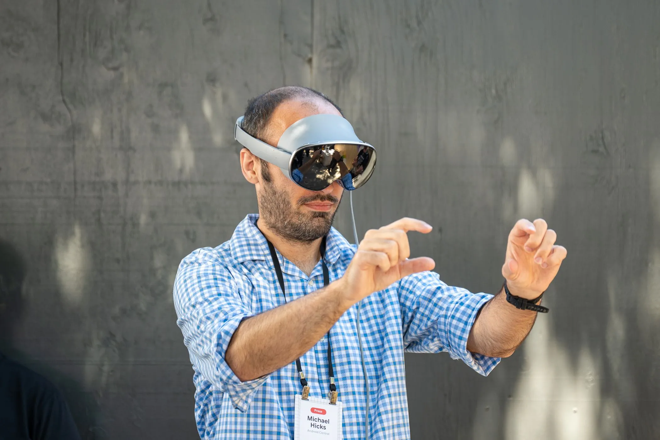 Người đeo headset Project Moohan tại Google IO 2025, thao tác bằng cả hai tay