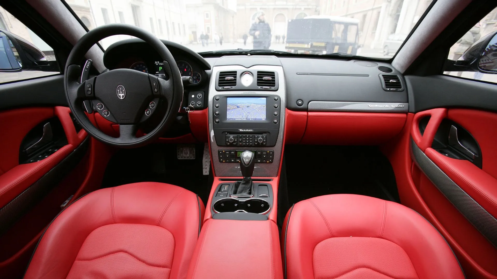 Nội thất Maserati Quattroporte 2008 với bảng điều khiển da, thể hiện độ tinh tế trong khoang lái